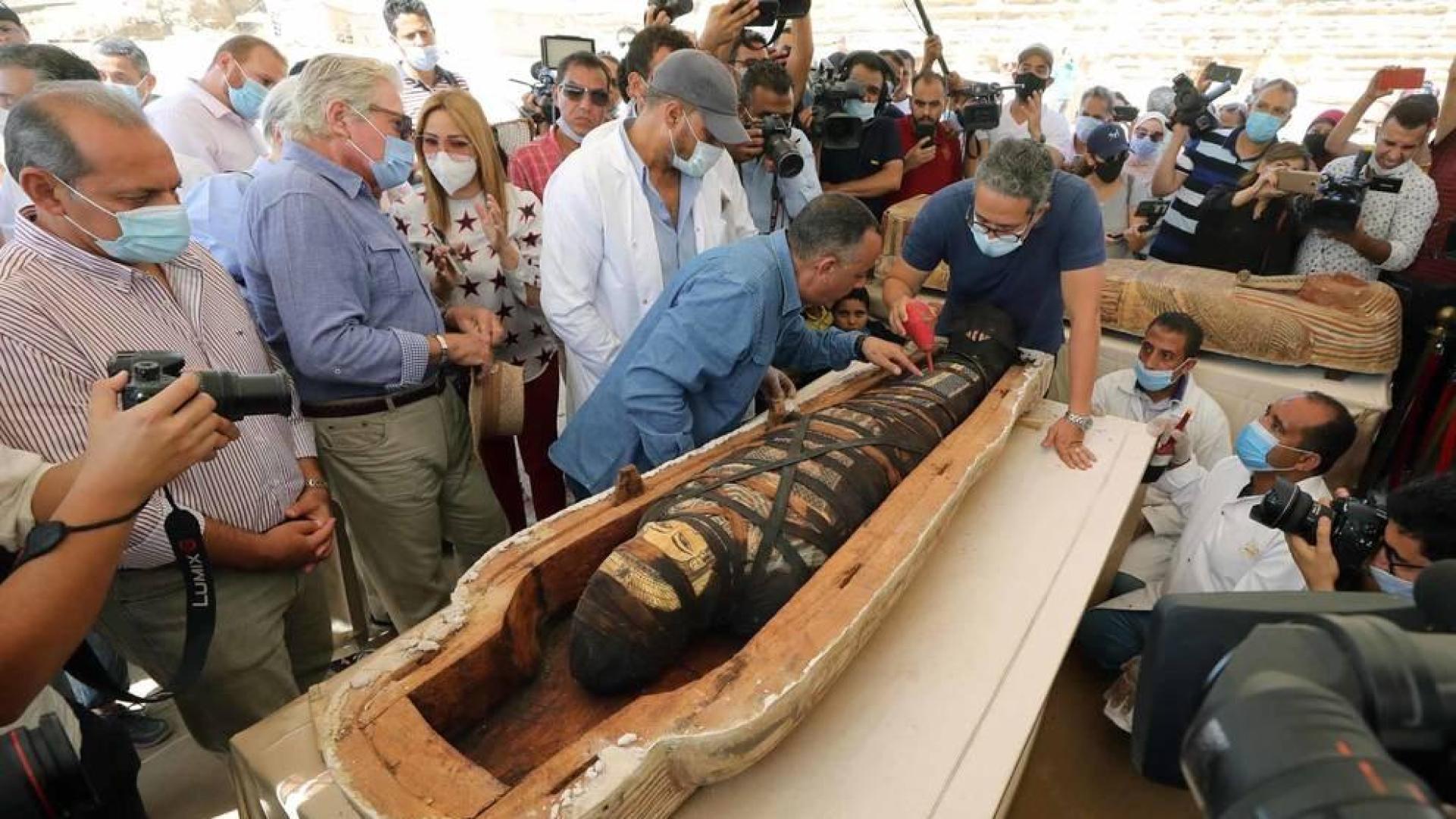 Fotos de los sarcófagos con momias dentro de hace 2.600 años