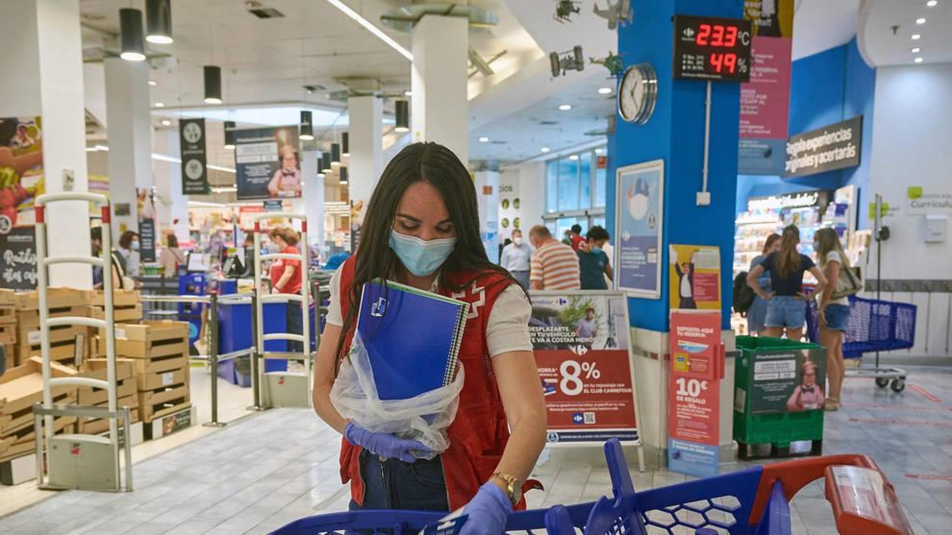 Carrefour entrega a Cruz Roja 5.000 euros en material escolar a favor de la infancia en riesgo social de Navarra