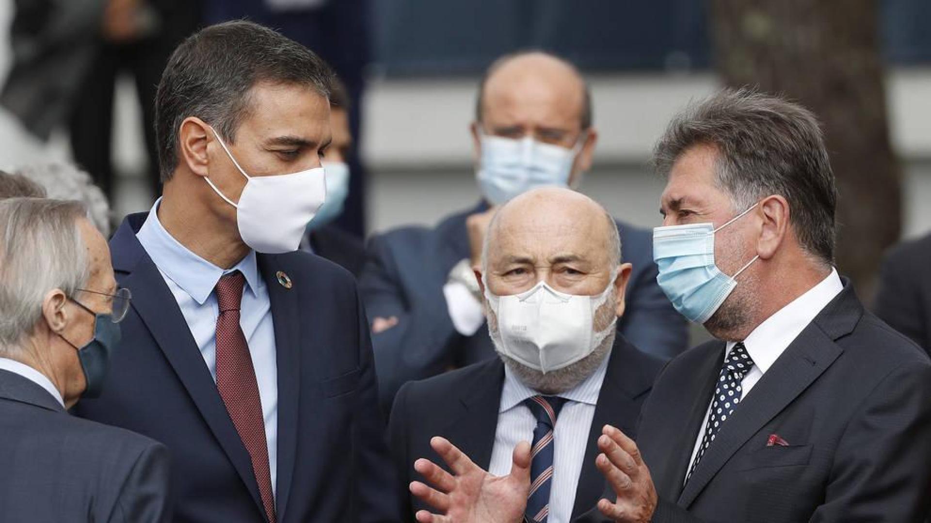 El empresario Amancio López Seijas (derecha), promotor del foro La Toja, habla con el presidente del Gobierno Pedro Sánchez.