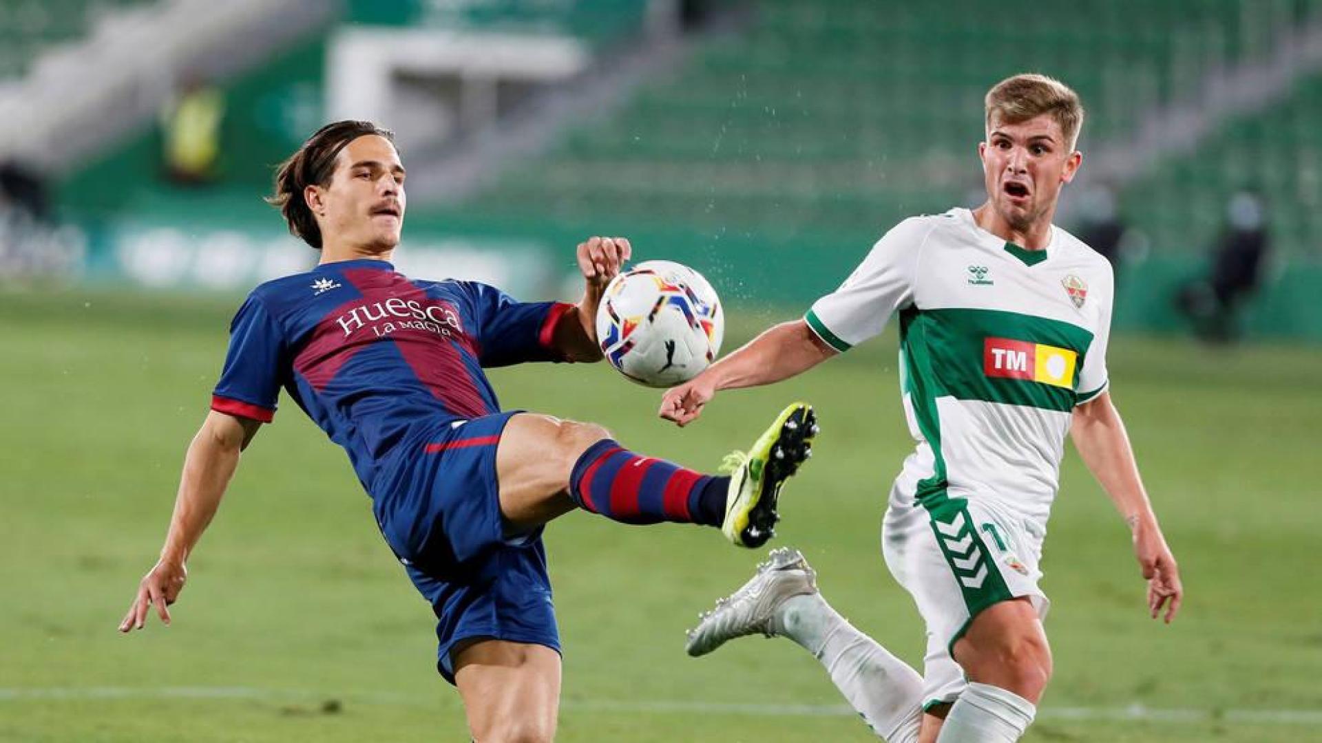 El Elche resiste el acoso del Huesca