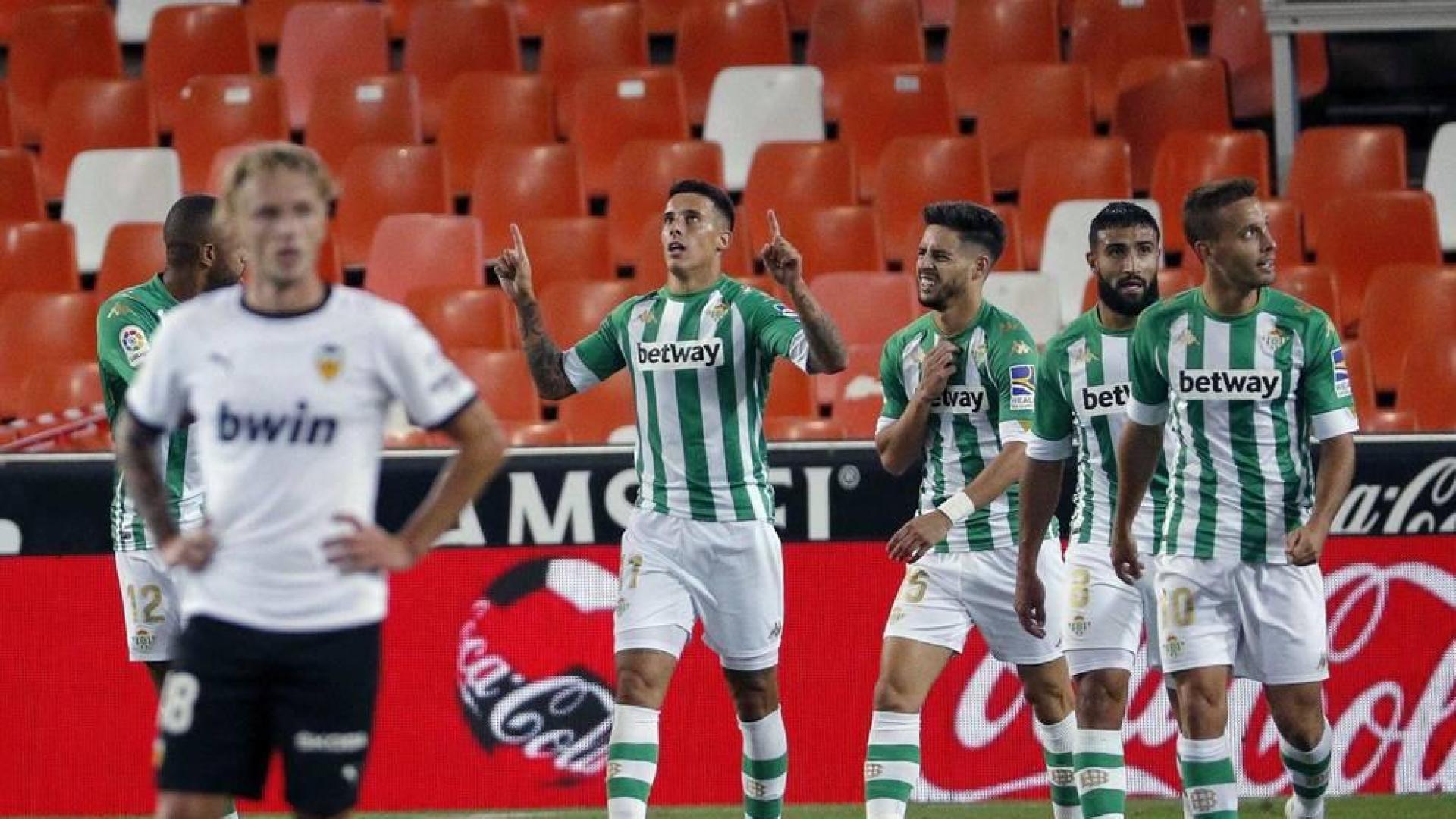 Un Betis solvente deja sin opción a un Valencia incapaz