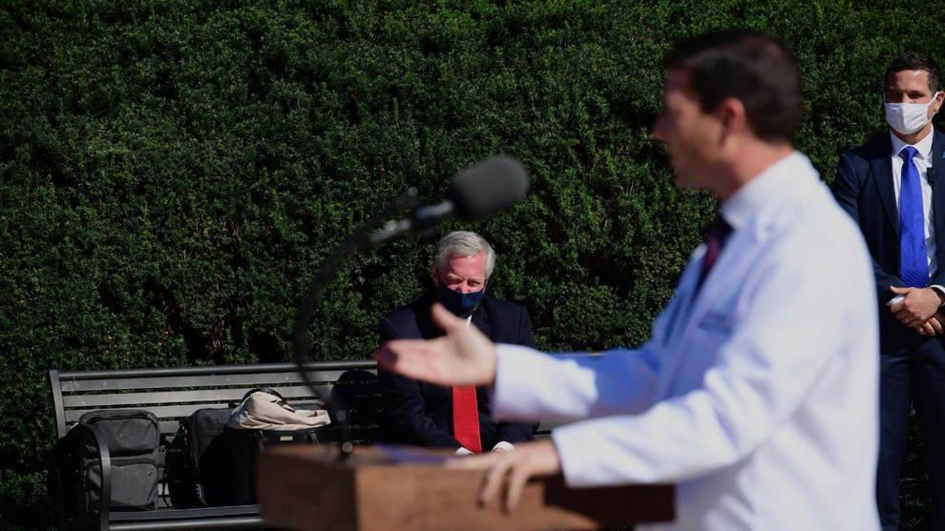 Mark Meadows, jefe de gabinete de la Casa Blanca, escucha a Sean P. Conley, médico del presidente Trump.