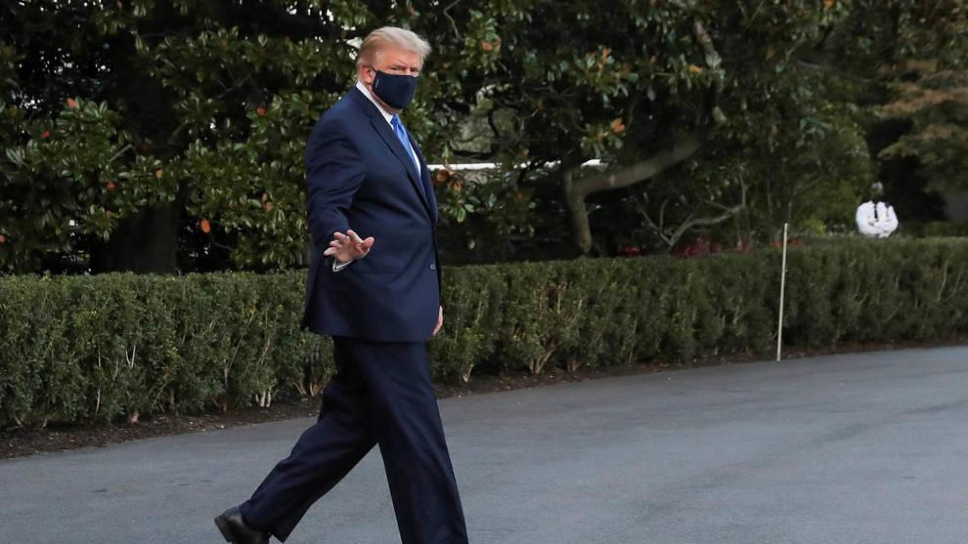 Trump no tiene fiebre, no necesita oxígeno y está trabajando, según médicos