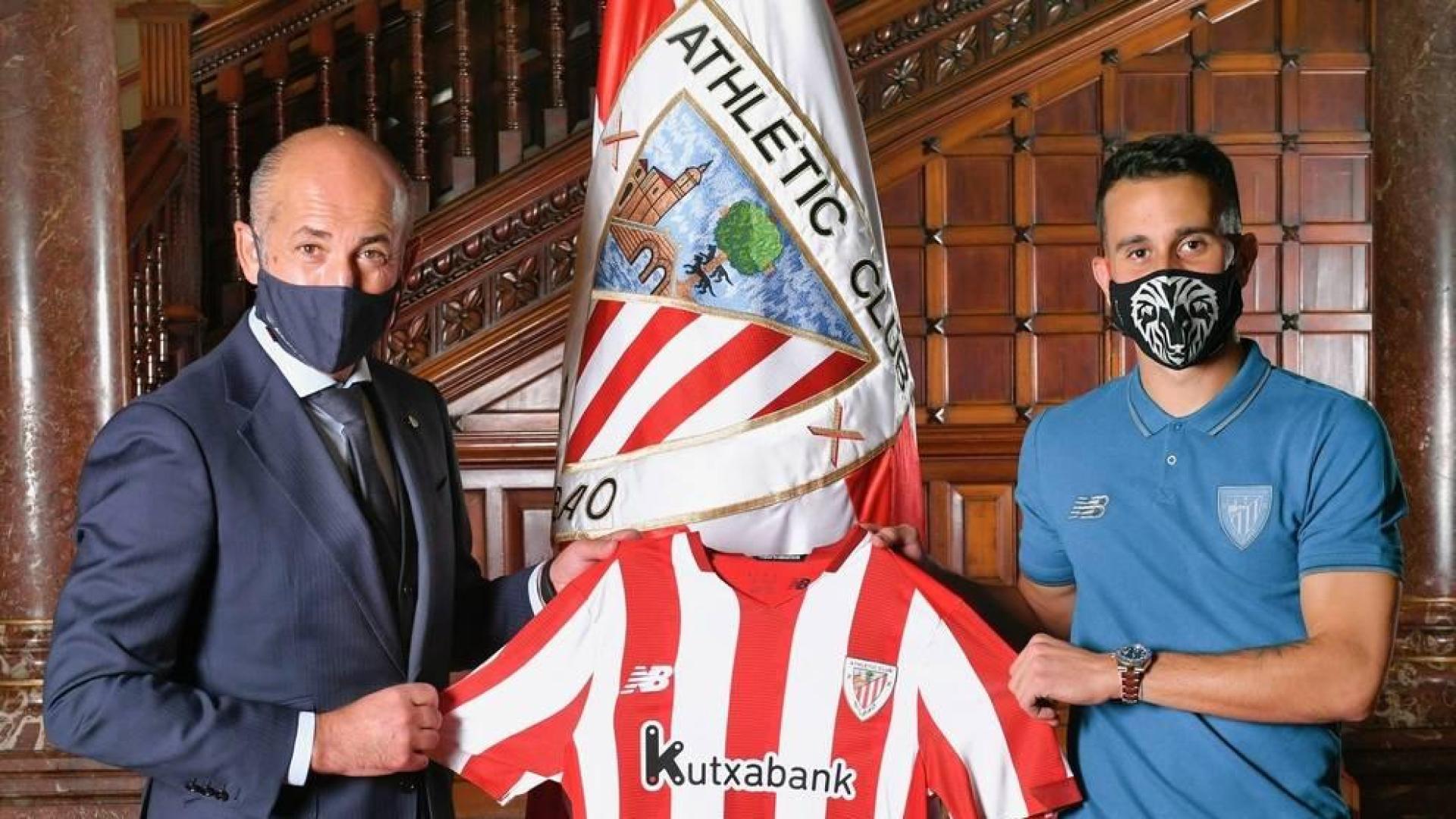El presidente del Athletic Club, Aitor Elizegi, (i) tras la firma con el nuevo jugador del Athletic de Bilbao, Alex Berenguer.
