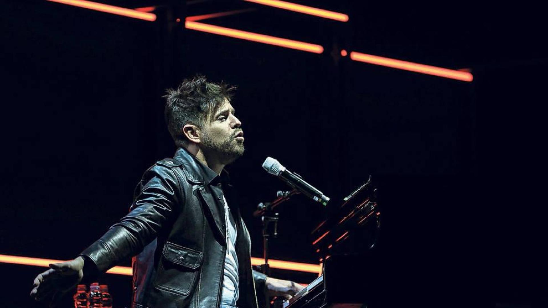 Pablo López llena el Navarra Arena con su piano y su voz de libertad