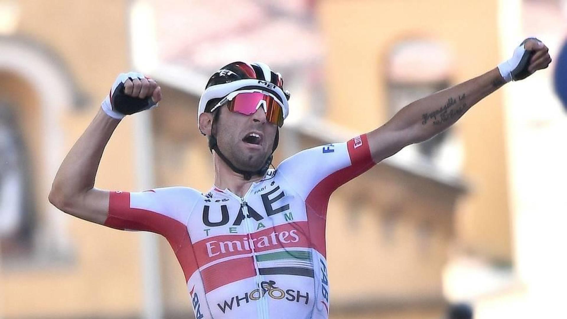 Diego Ulissi celebra su victoria en Agrigento.