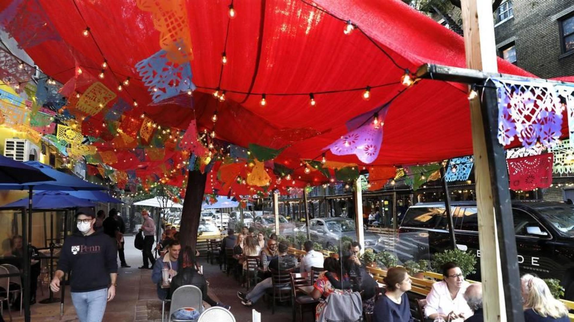 Nueva York pide cerrar toda actividad no esencial en los barrios con brotes