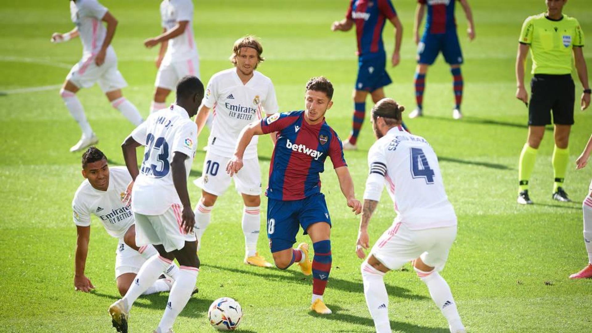 Vinicius y Benzema dan el triunfo y el liderato al Real Madrid