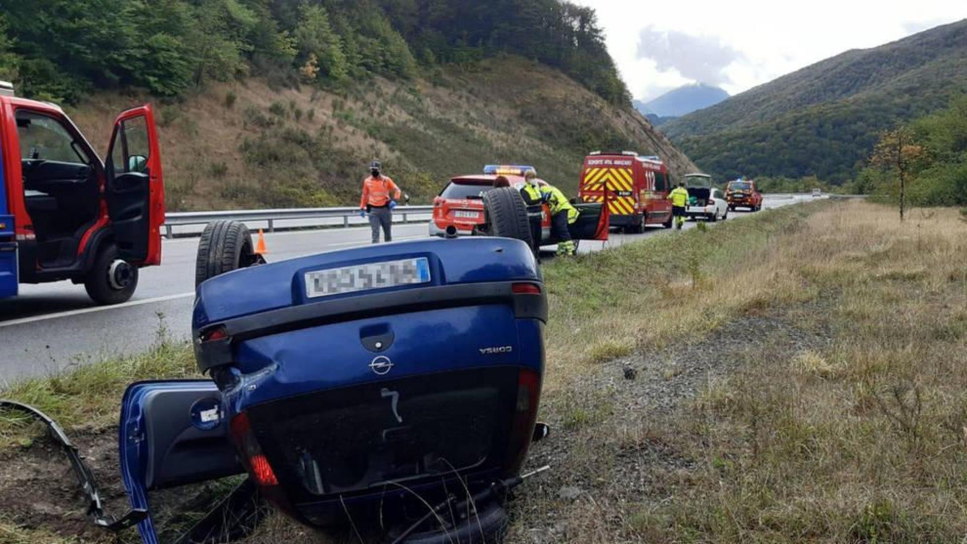 El coche quedó volcado fuera de la calzada.
