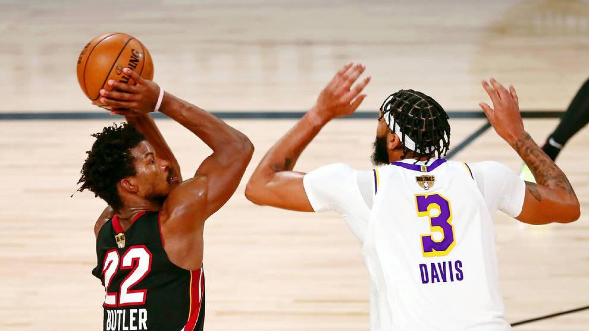 Butler ensaya el tiro ante la oposición de Anthony Davis.
