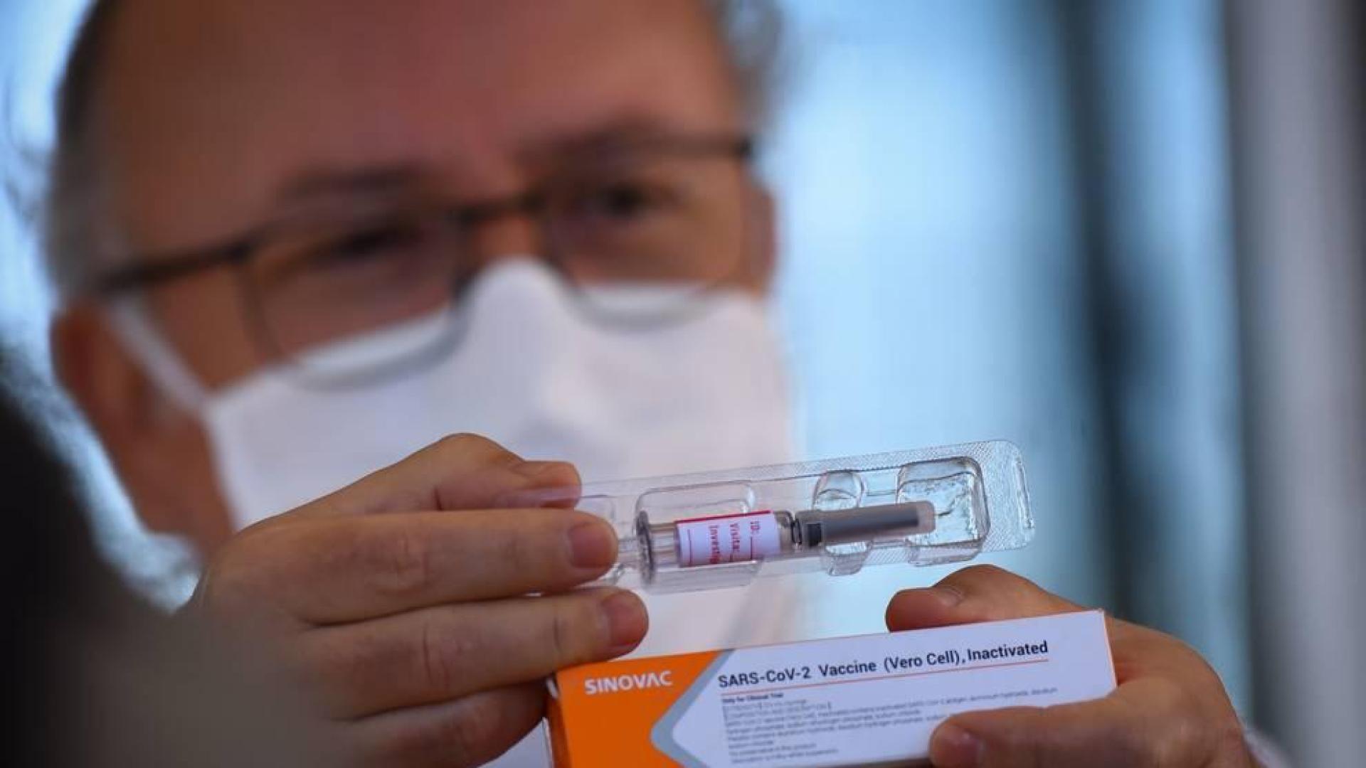 Gustavo Romero, el profesor de medicina que coordina la investigación en Brasil sobre la vacuna contra el coronavirus muestra una dosis de la vacuna de Sinovac contra el coronavirus, en fase tres de prueba.