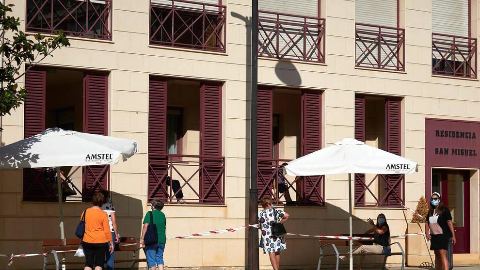 Familiares, en el exterior de la residencia de Peralta.