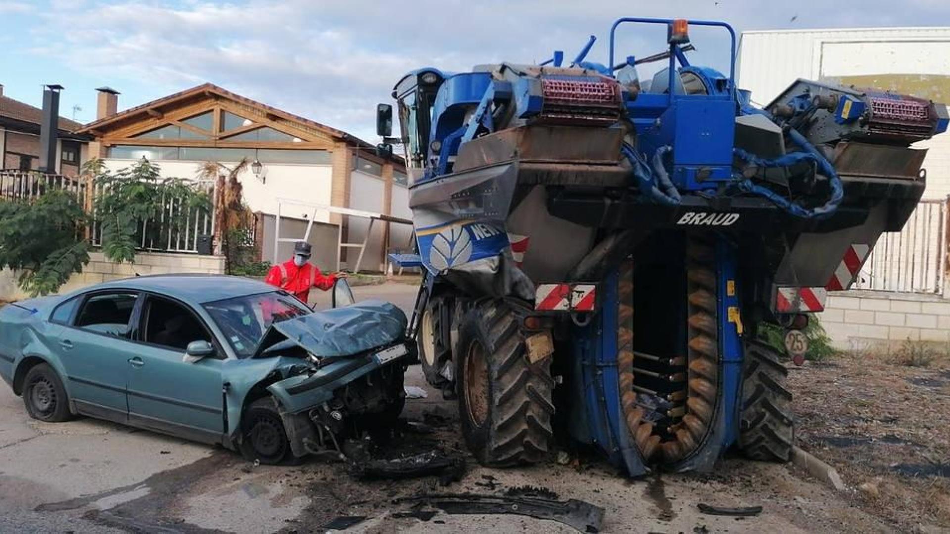 Herido grave un conductor tras salirse de la vía y colisionar contra una cosechadora