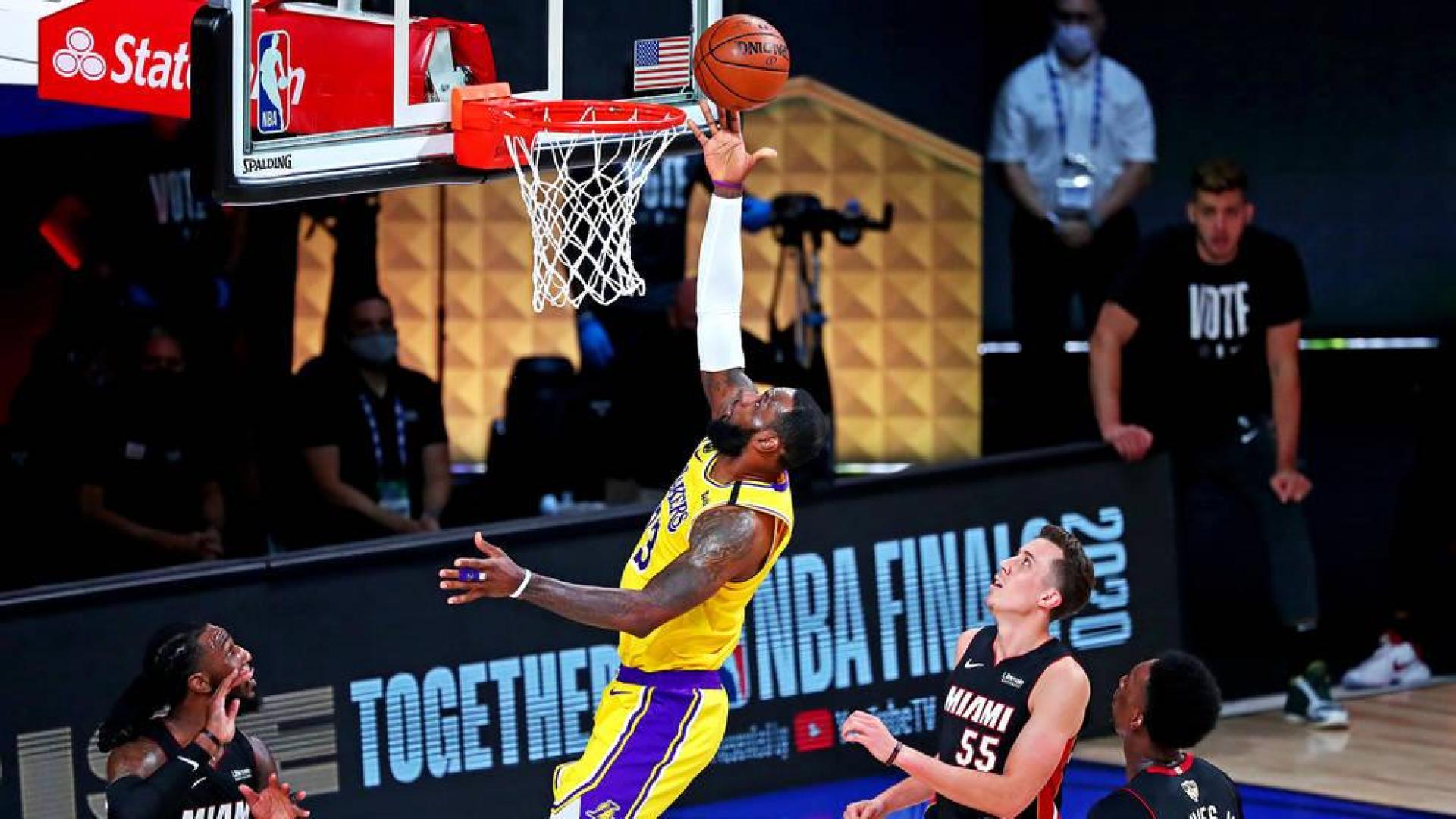 LeBron y Davis dejan el a los Lakers a un triunfo del anillo