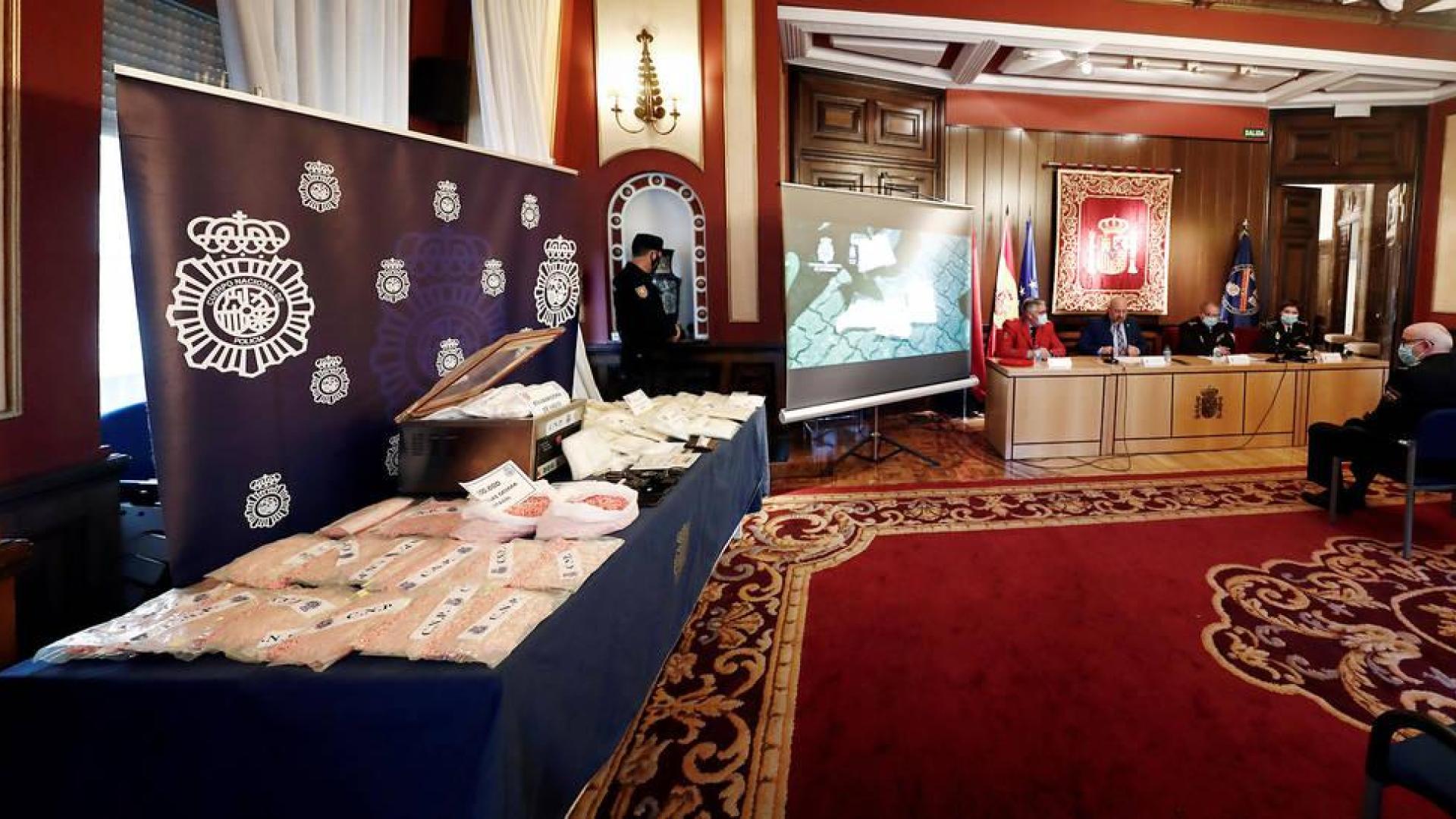 Conferencia de prensa del delegado del Gobierno en Navarra, José Luis Arasti (2i), y responsables de la Policía Nacional y Foral, para hacer pública la operación conjunta que ha llevado a la intervención del mayor alijo de speed de España.