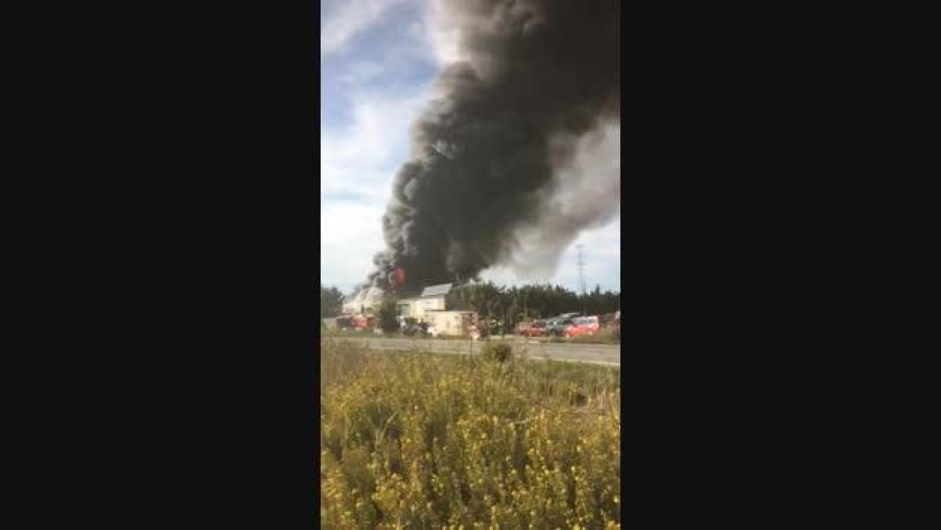 Vídeo de los bomberos trabajando en el incendio de un desguace en Tafalla