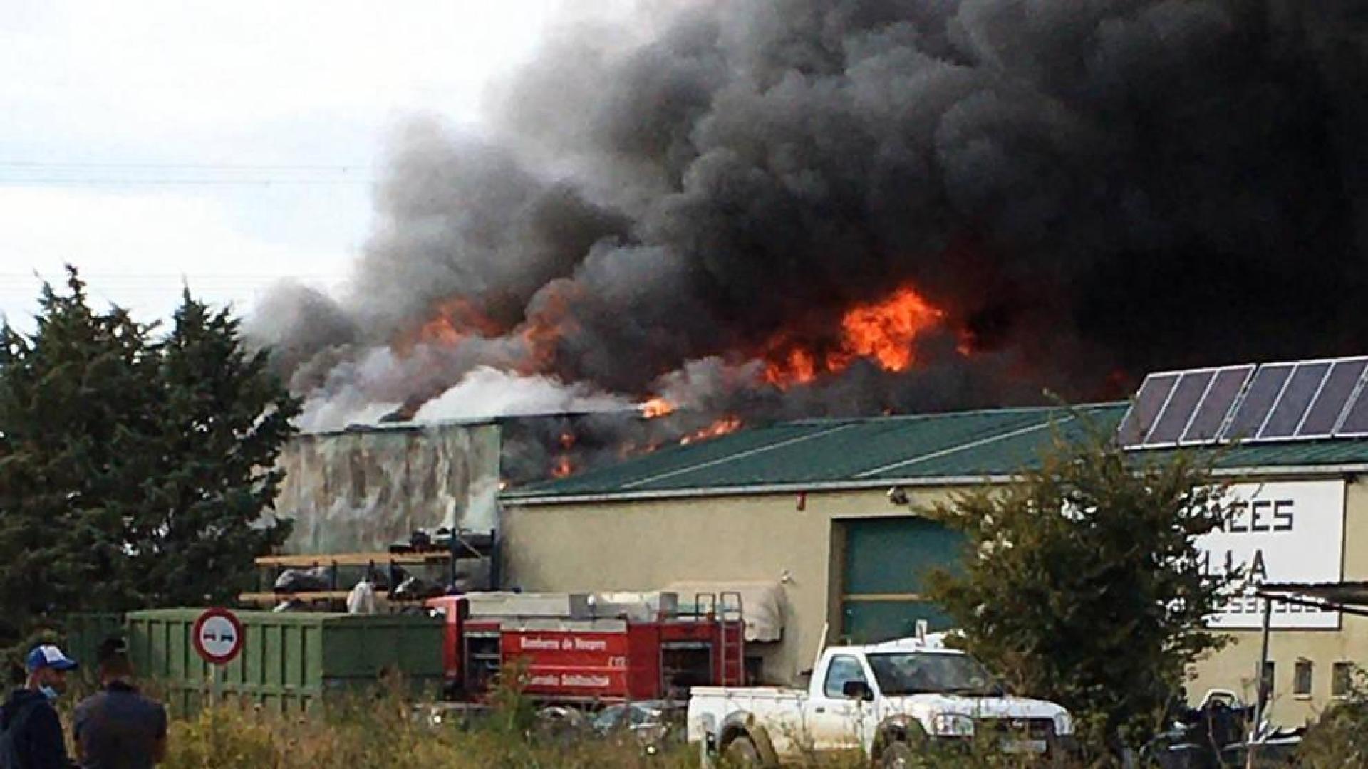 Imagen del incendio del desguace en Tafalla.