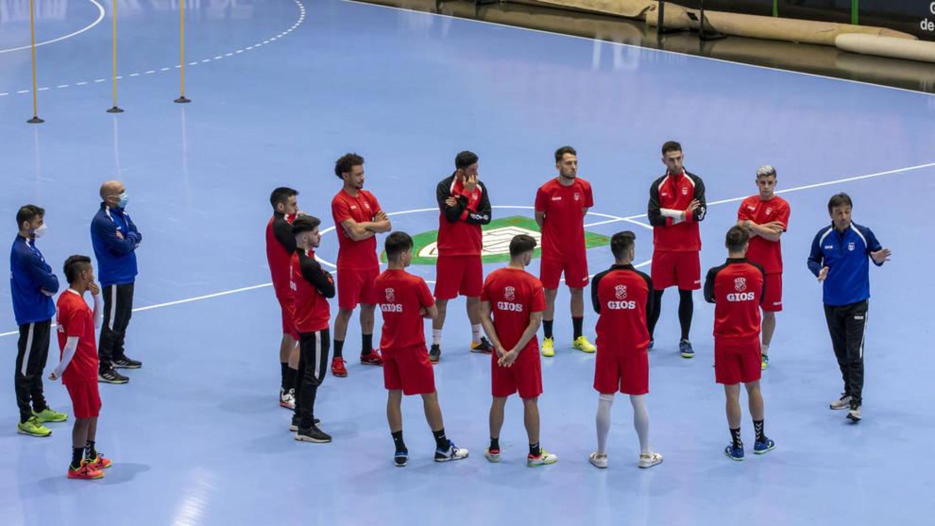 Imanol Arrregui da indicaciones a la plantilla en el pabellón Anaitasuna durante un entrenamiento reciente.