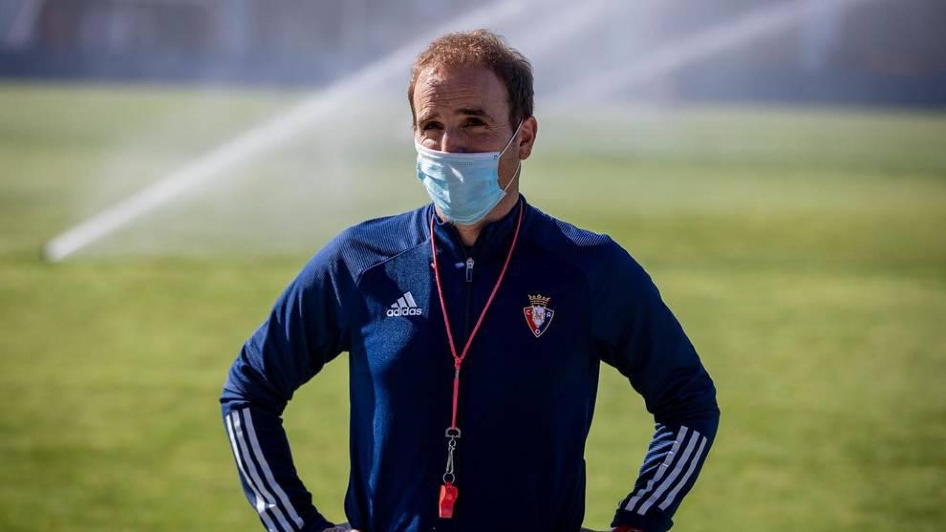 El entrenador de Osasuna, Jagoba Arrasate, con mascarilla en un entrenamiento en Tajonar
