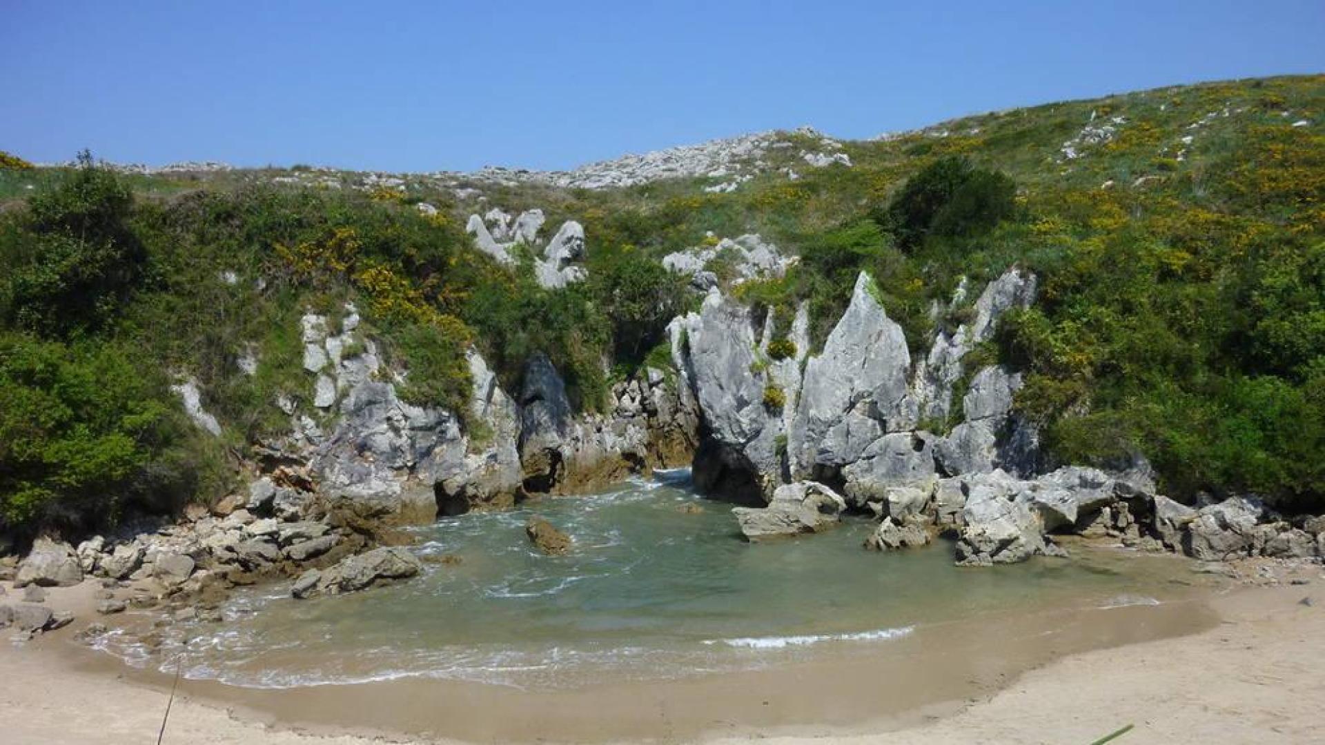 Imagen de la playa de Gulpiyuri en Asturias