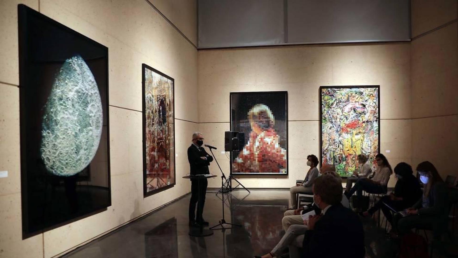 Una exposición recorre, a través de 115 obras, 25 años del arte de Vik Muniz