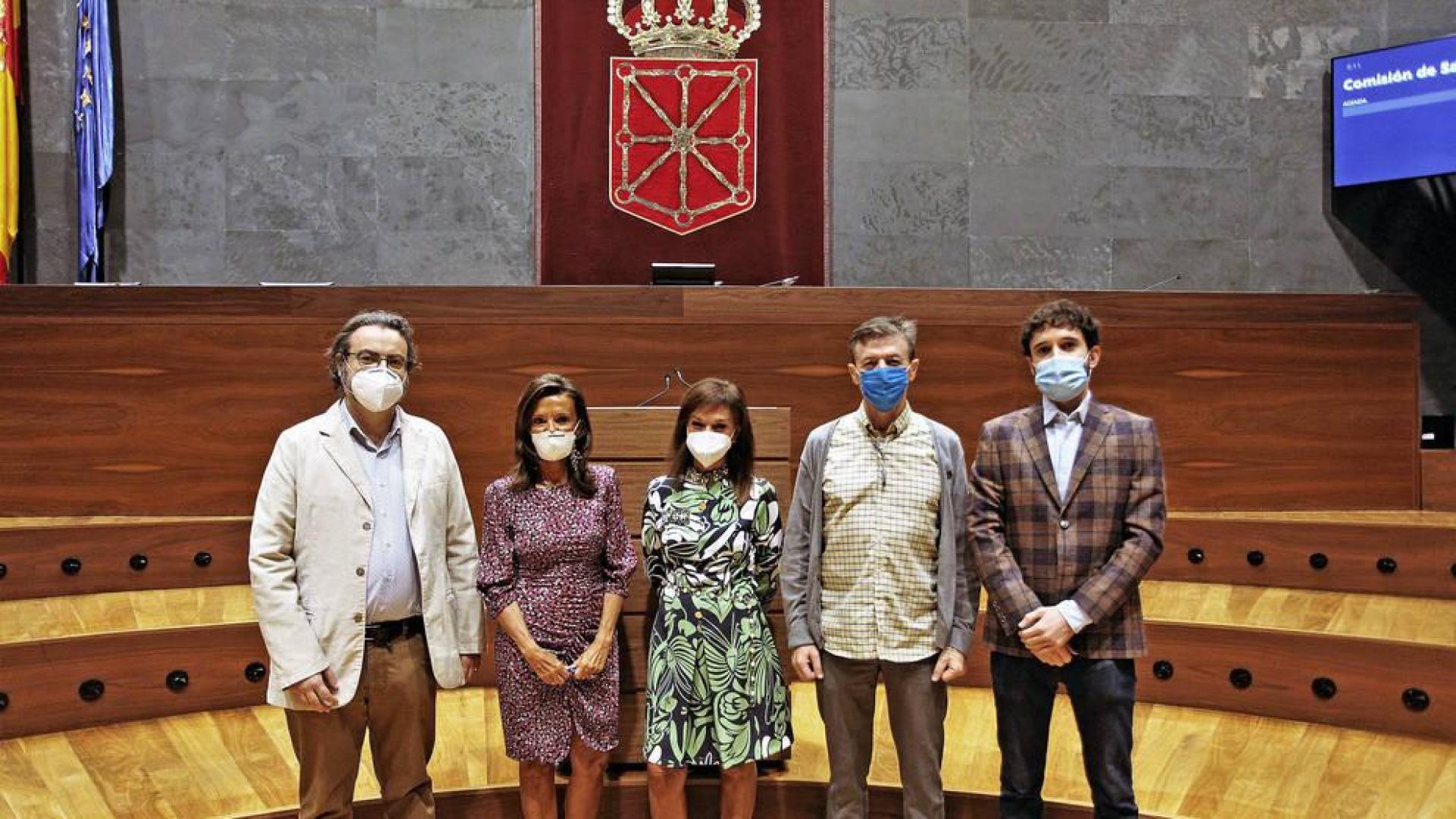 Desde la izquierda: Eduardo Satué de Velasco (Pte. de la Sociedad Española de Farmacia Familiar y Comunitaria para Aragón, la Rioja y Navarra); Elena Jiménez Domínguez (Pta. de la Asociación de Empresarios Farmacéuticos de Navarra)y farmacéutica en Pamplona; María Dolores Díez de Ulzurrun (Farmacia en Burlada); Alberto Marfil García (Farmacia en Yanguas y Miranda) y Miguel Menéndez Pérez (Farmacia en Villava).