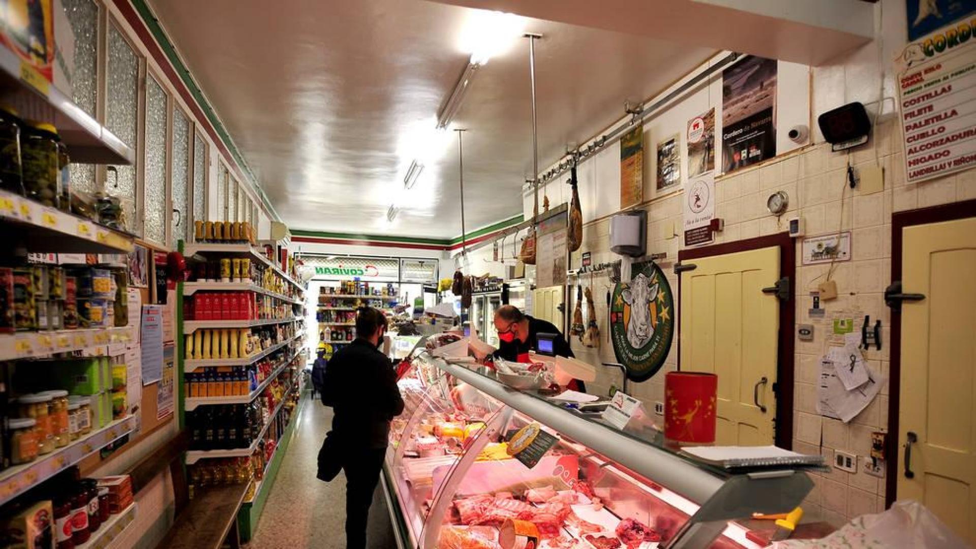 Javier Ayechu atiende en la carnicería de su tienda de alimentación este viernes por la mañana en Carcastillo.