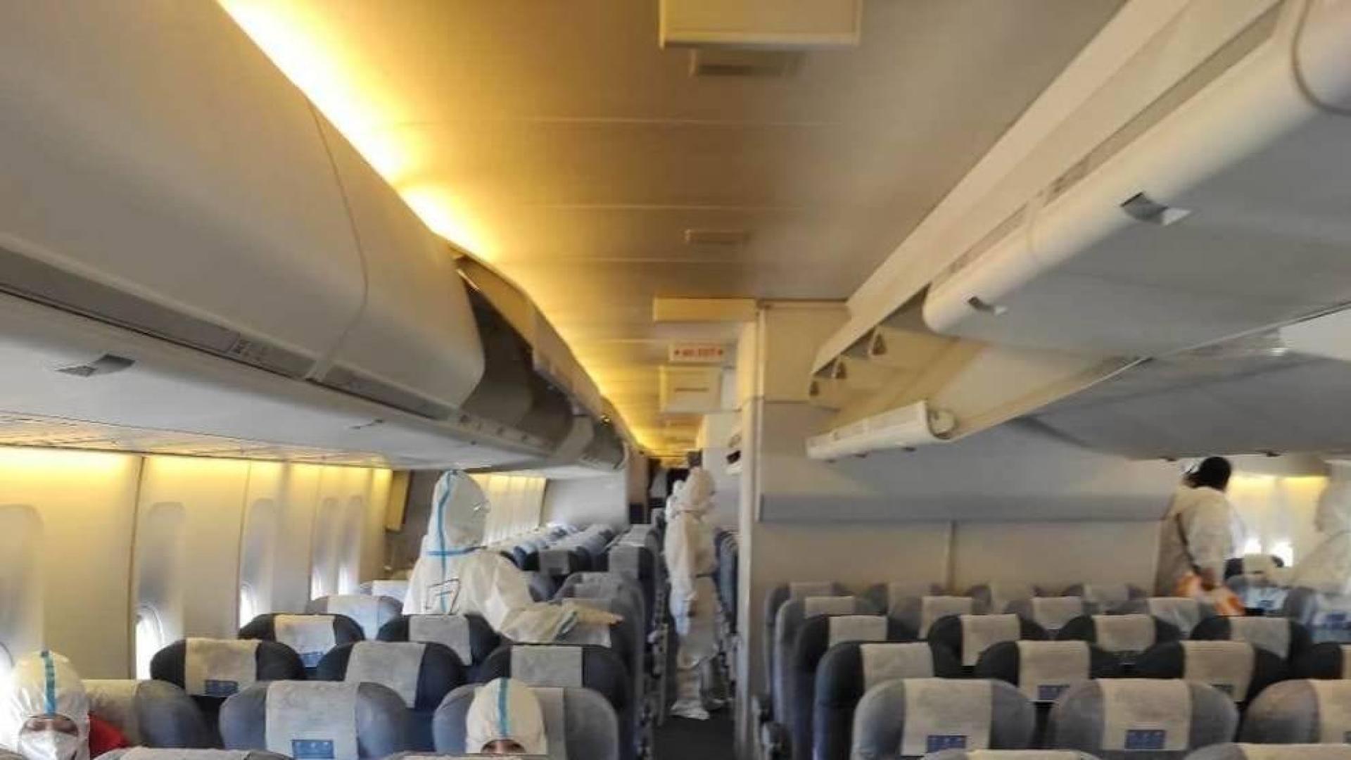 Trajes protectores, gafas, guantes, mascarillas y nada de comida en el vuelo Madrid-Beinjing.