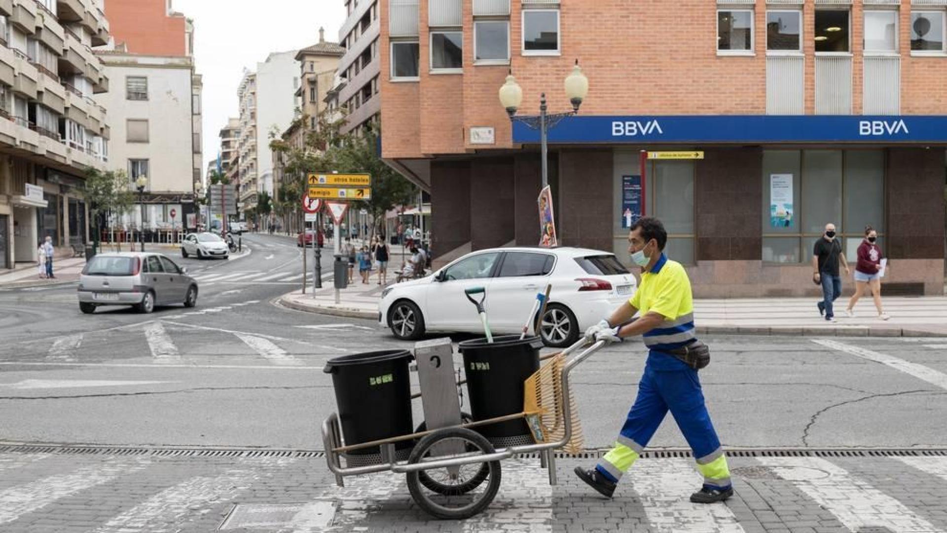 Un operario de limpieza trabaja por las calles de Tudela.