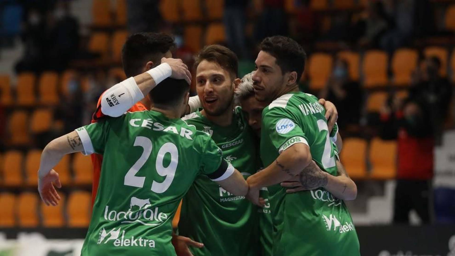 Celebración de uno de los goles del Osasuna Magna.