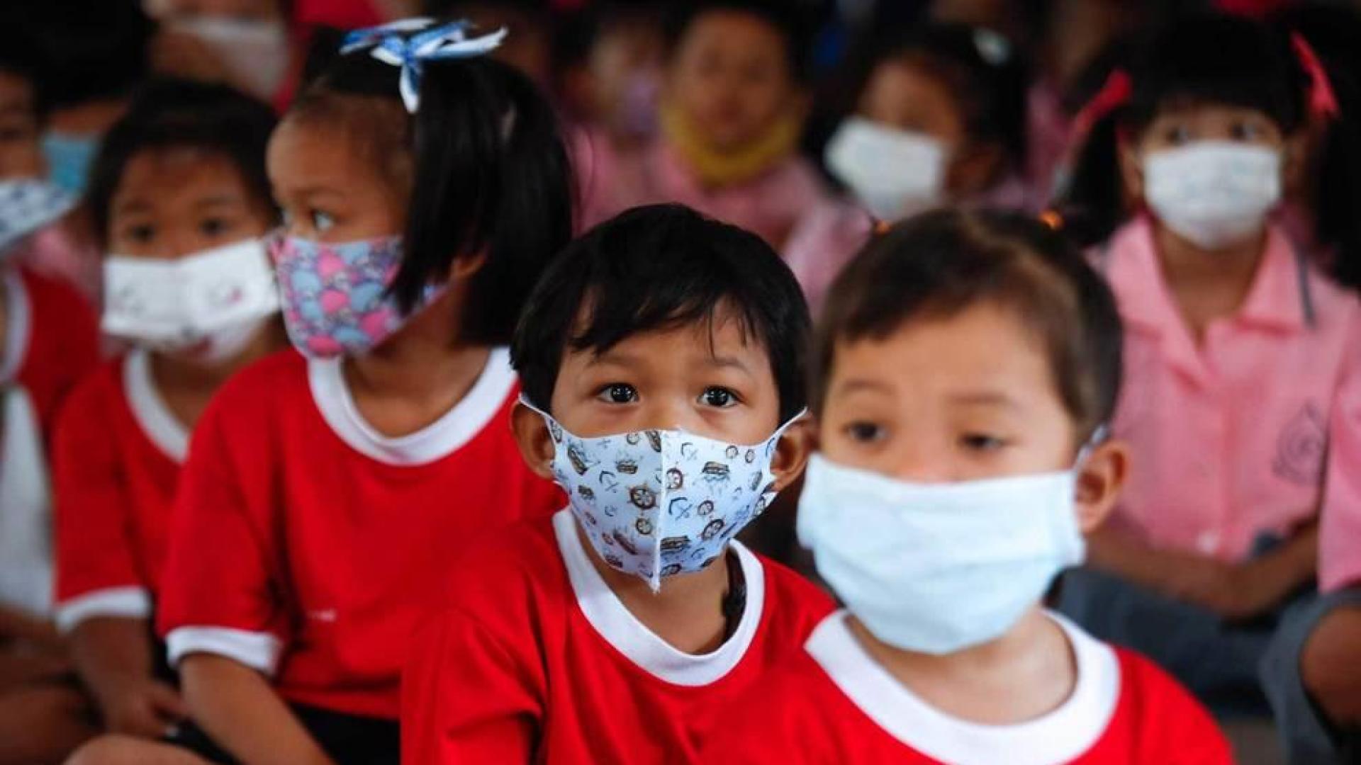 Niños con mascarilla en un colegio de Tailandia.
