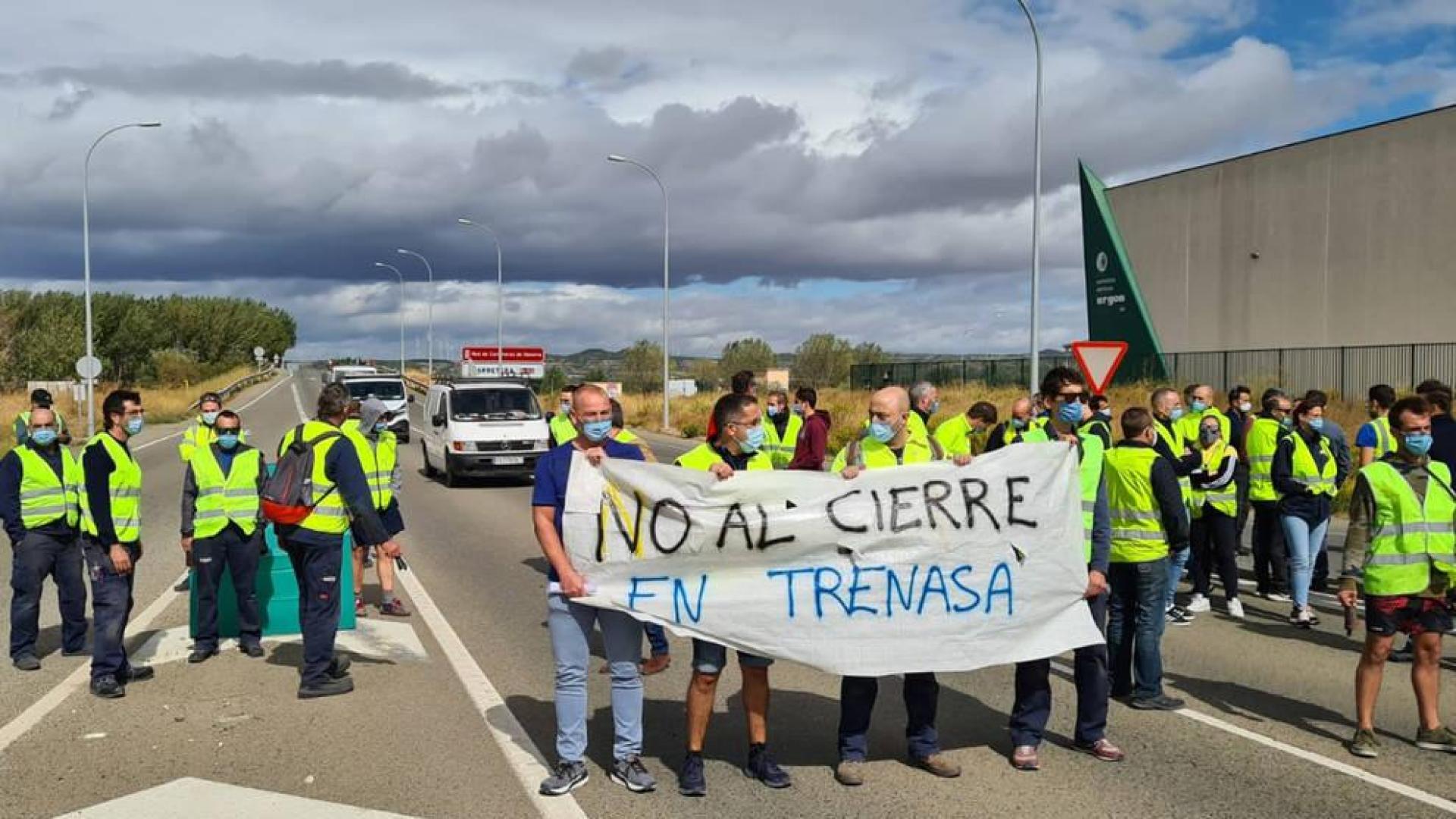 Los trabajadores de Trenasa han cortado la N-113 tras el anuncio de los despidos.