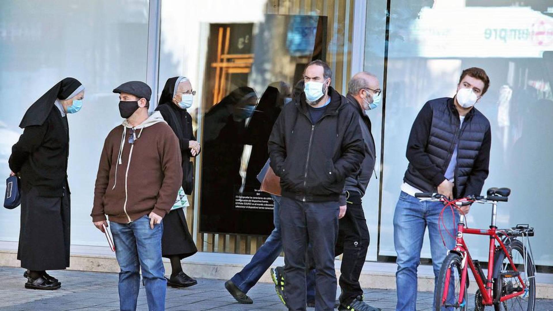 Salud recomienda autoconfinarse en el 'puente'  ante el descontrol de casos