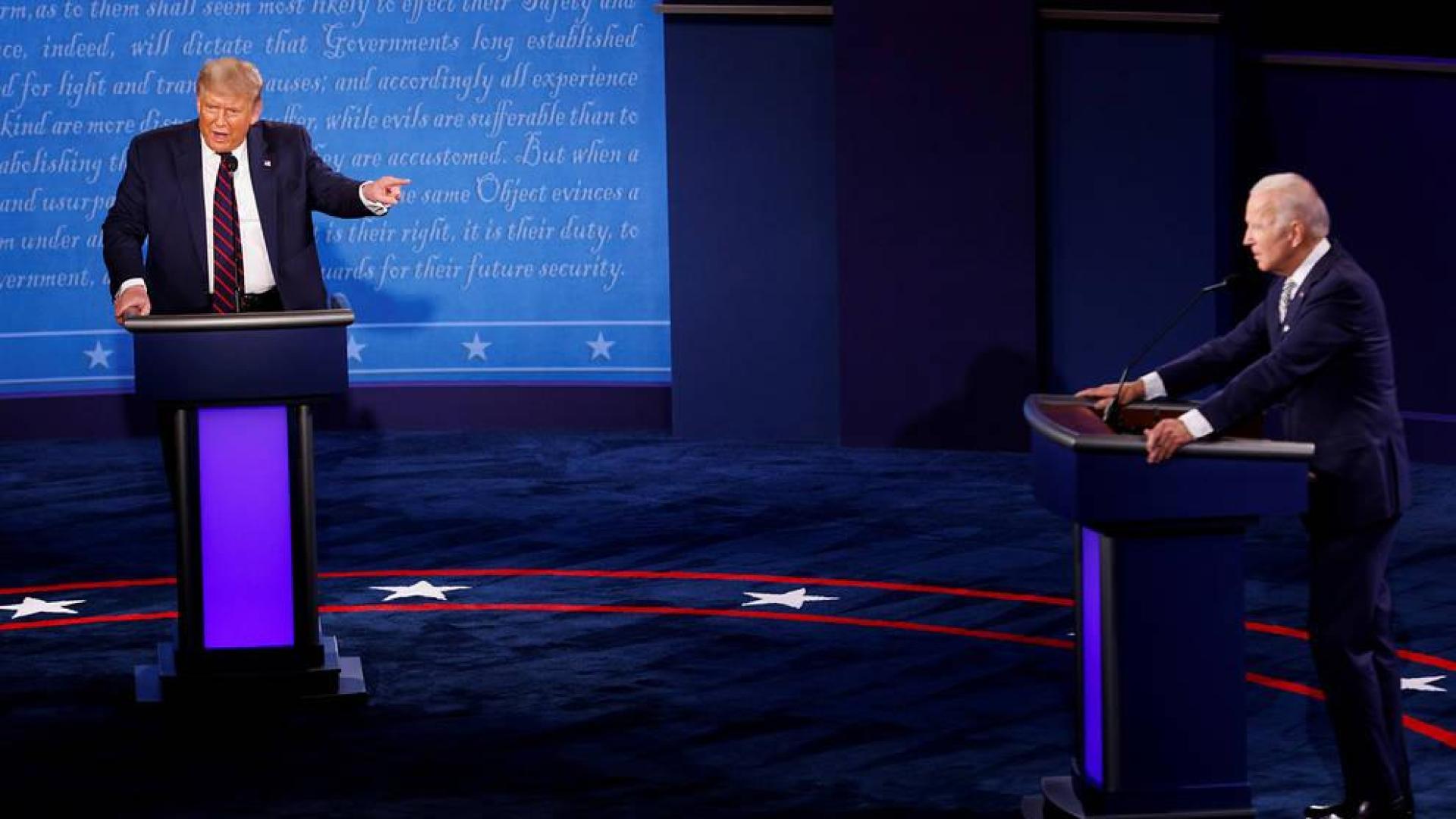 Trump señala a Biden en un momento del debate.