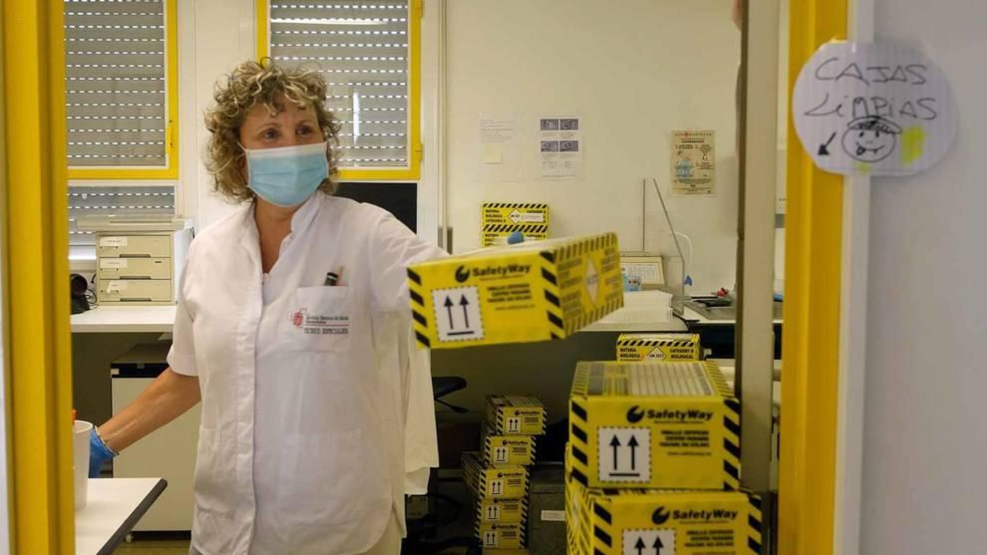 Fotos que muestran cómo se trabaja en el laboratorio del pabellón L del Complejo Hospitalario de Navarra donde se analizan las PCR