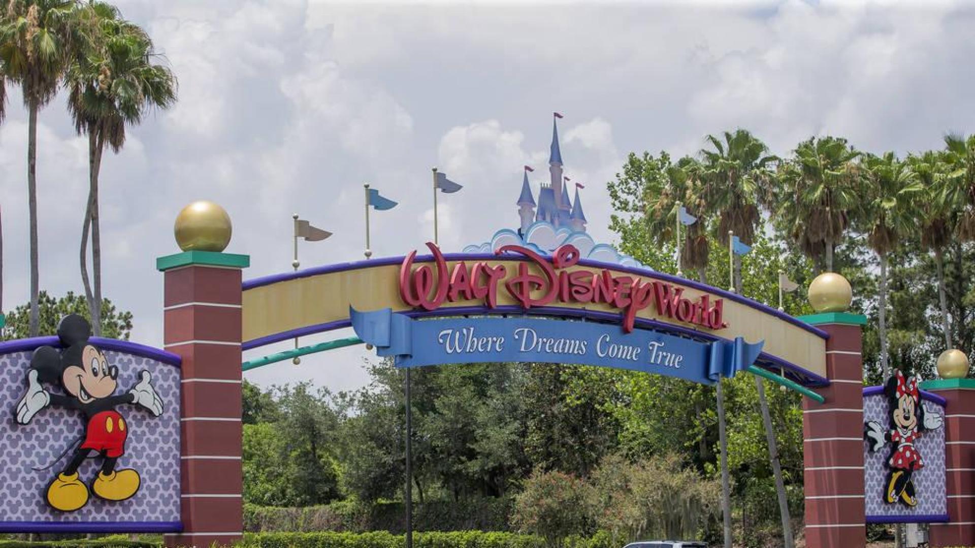 Disney grabará una película inspirada en su montaña rusa 'Space Mountain'