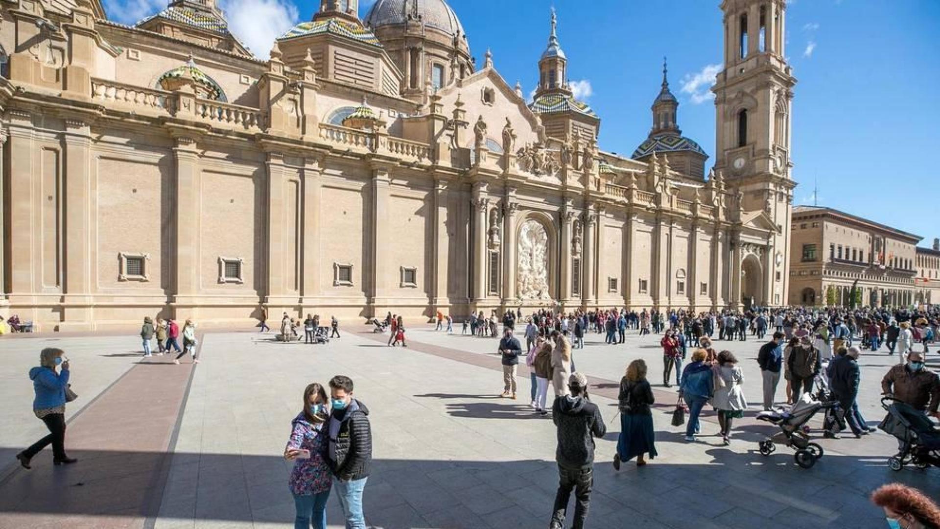 Importante despliegue policial para controlar los accesos a la plaza y un ambiente enrarecido en el que se han mezclado devoción, curiosidad y resignación.