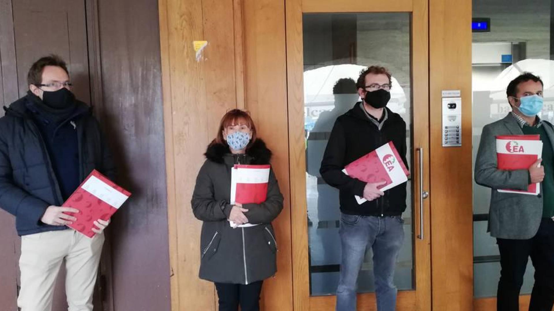 Críticos piden que se elija entre un modelo de coalición en Bildu o su disolución e integración en ella