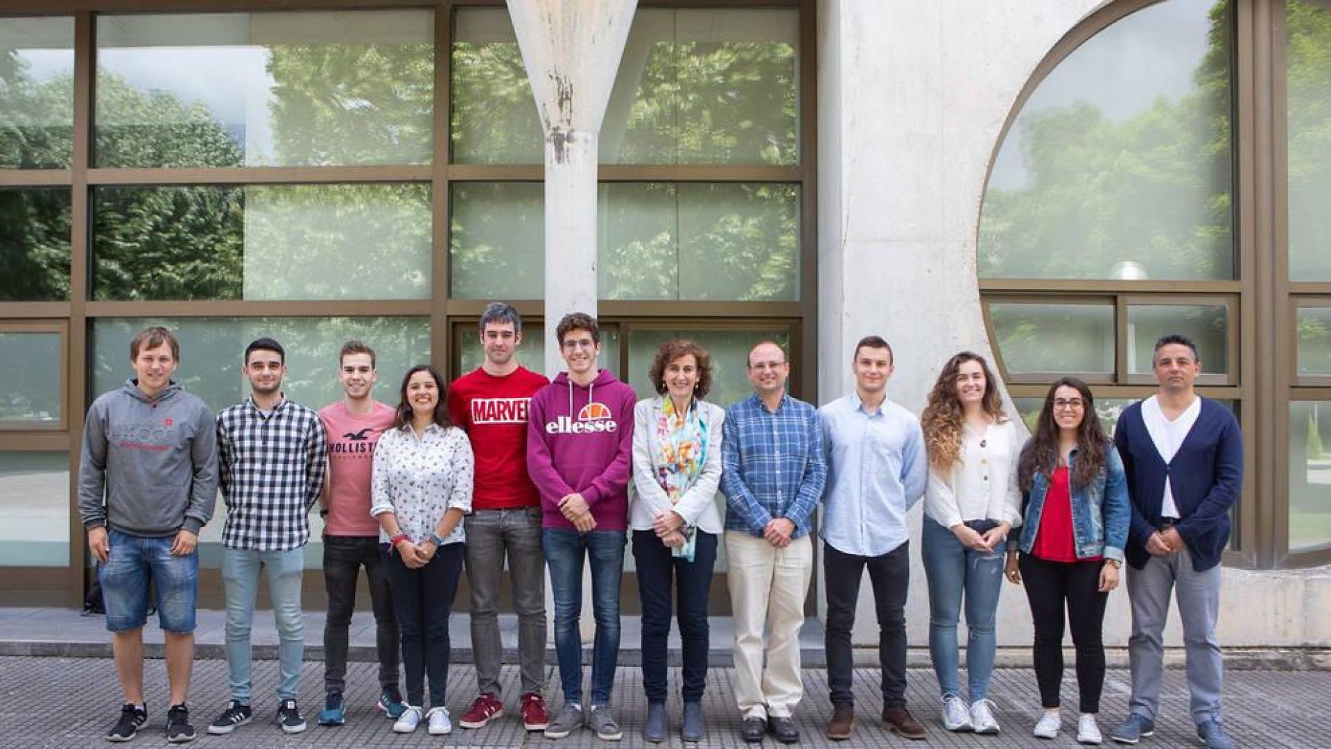 Parte del alumnado que ha tomado parte este curso en el Programa de Mentoría posa con Cristina Bayona y Roldán Jimeno (ambos, en el centro de la foto).