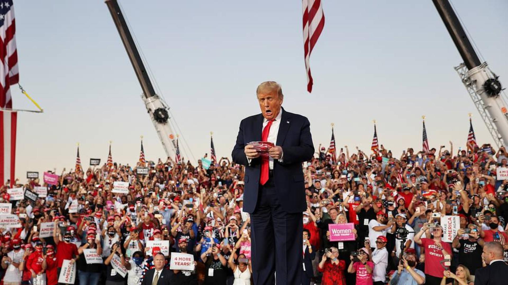 Trump vuelve a la campaña electoral "poderoso" y lanzando besos