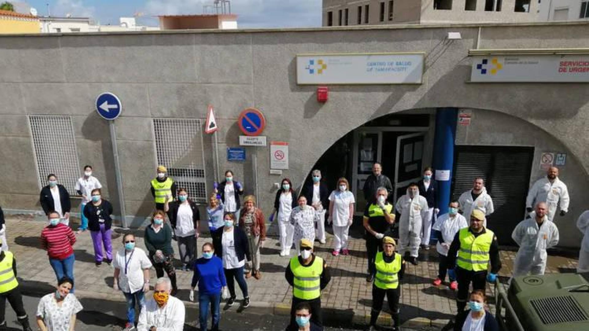 Trabajadores sanitarios y miembros de la Unidad Militar de Emergencias (UME), ante el Centro de Salud de Tamaraceite, Las Palmas de Gran Canaria, en marzo de 2020.