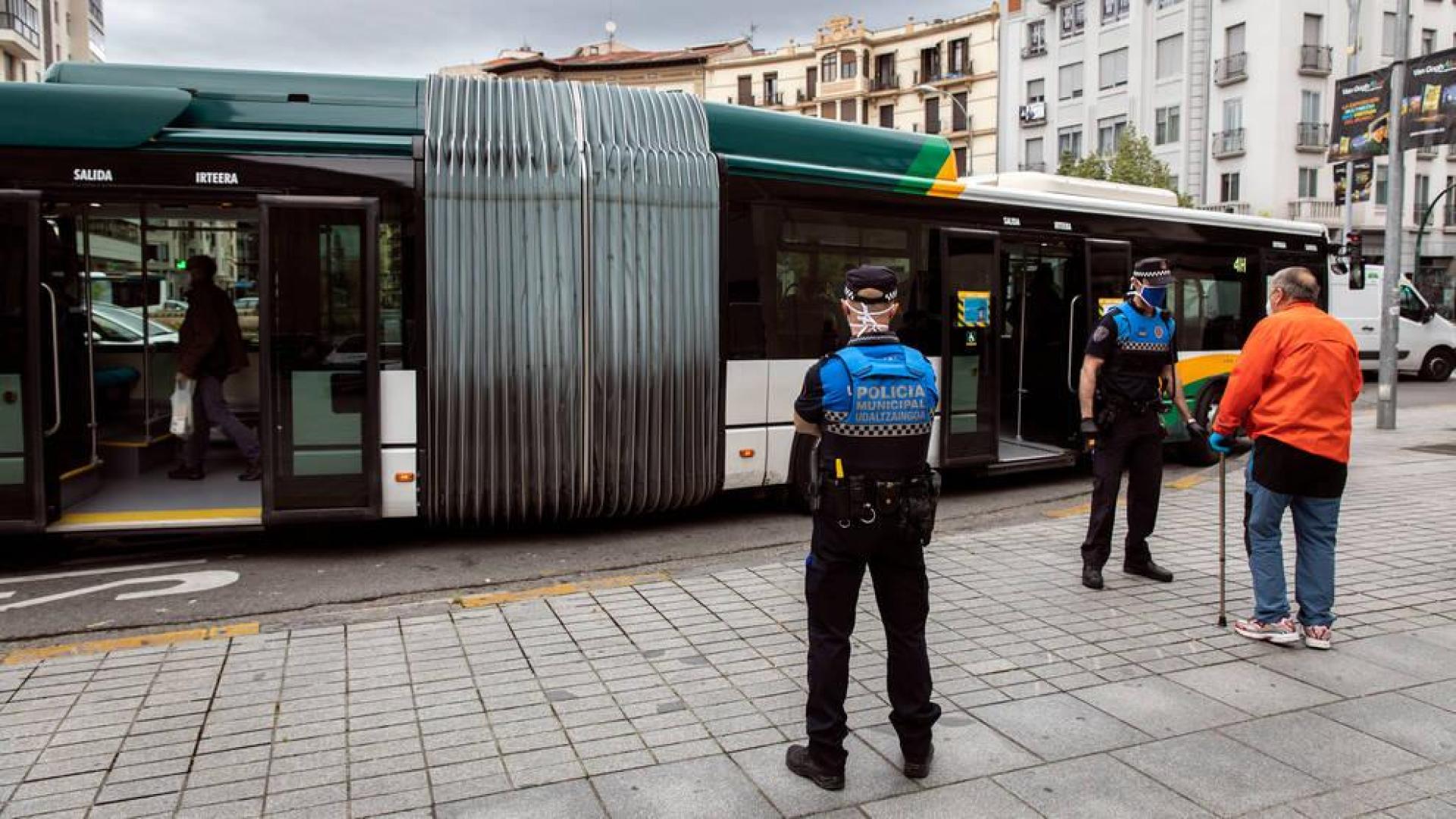 Dos agentes de Policía Municipal controlando el uso de las mascarillas en el transporte público.