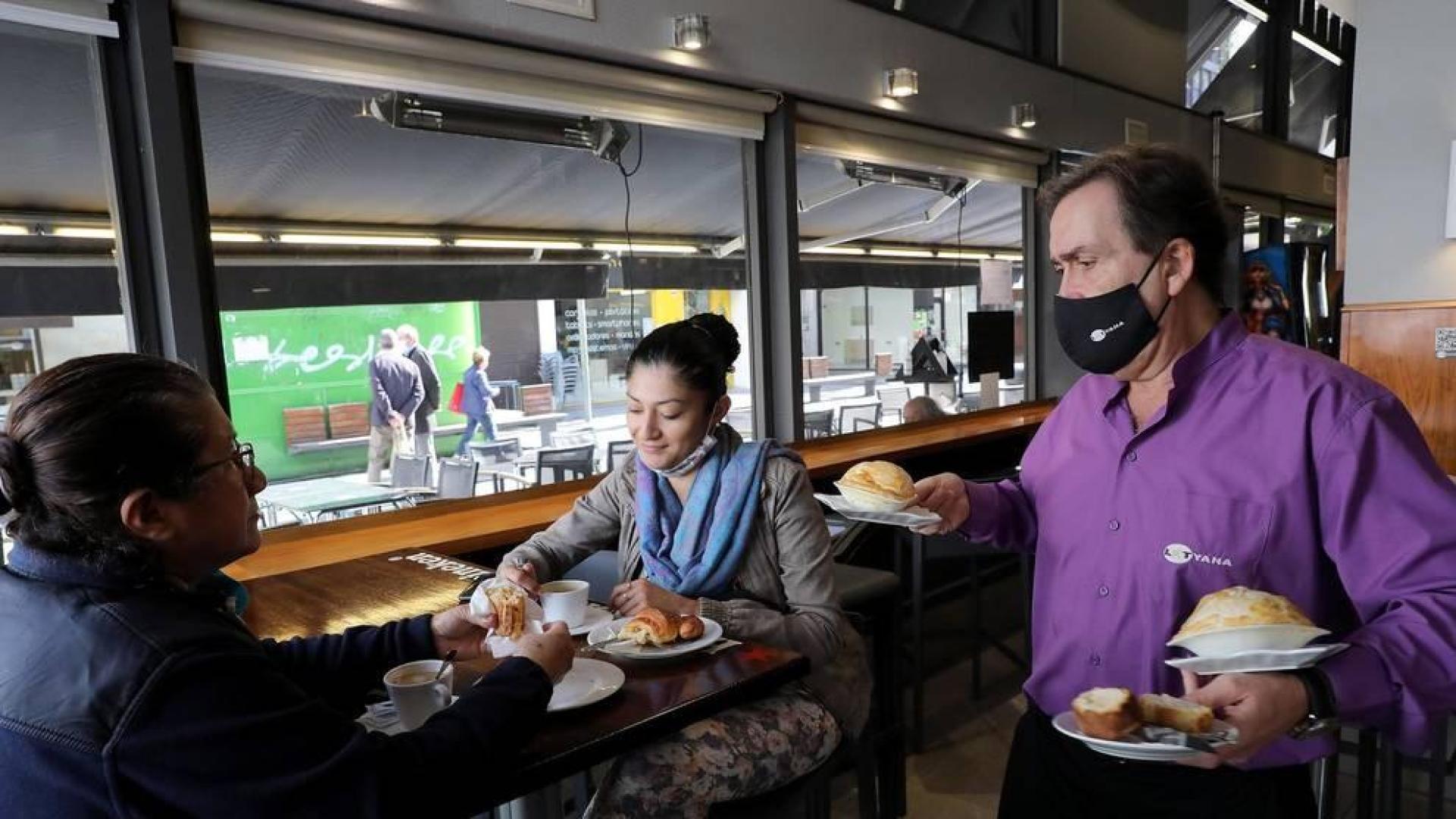 “¿Quién va a venir a cenar a las ocho?”
