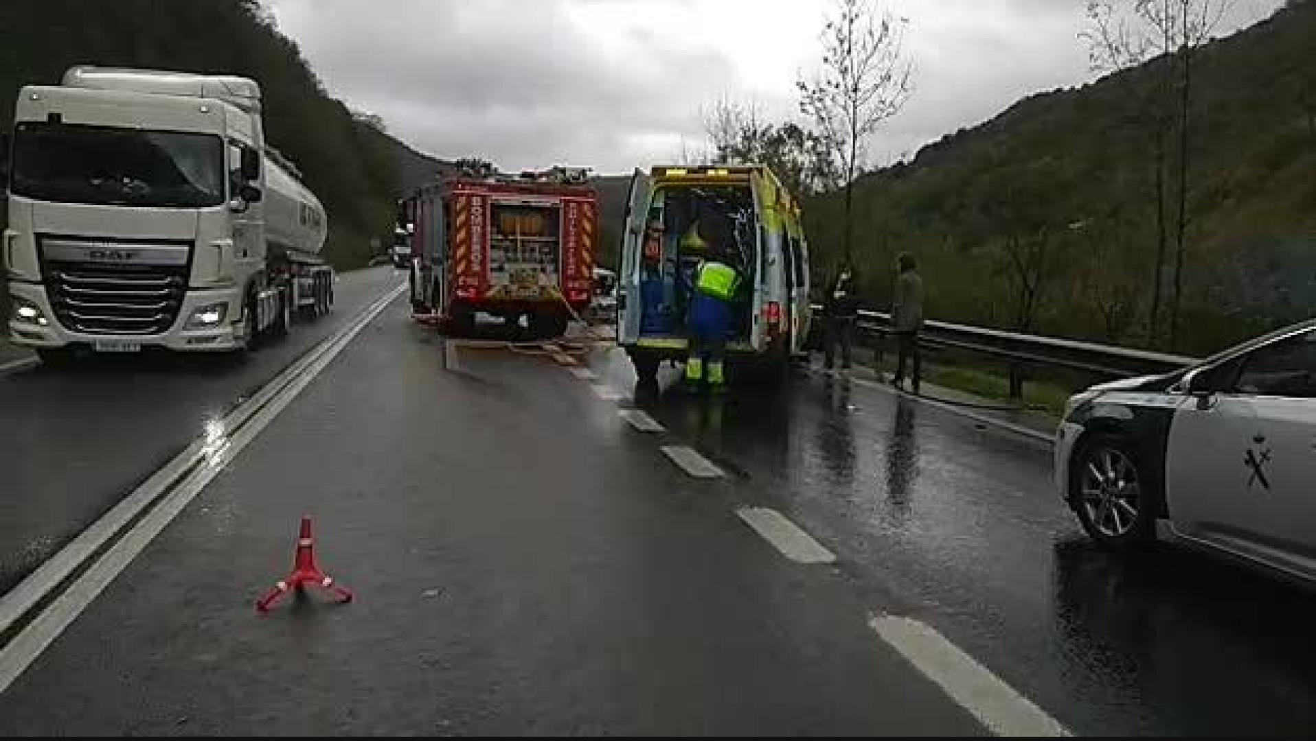 Vídeo del accidente de tráfico en la N-121-A en Almandoz