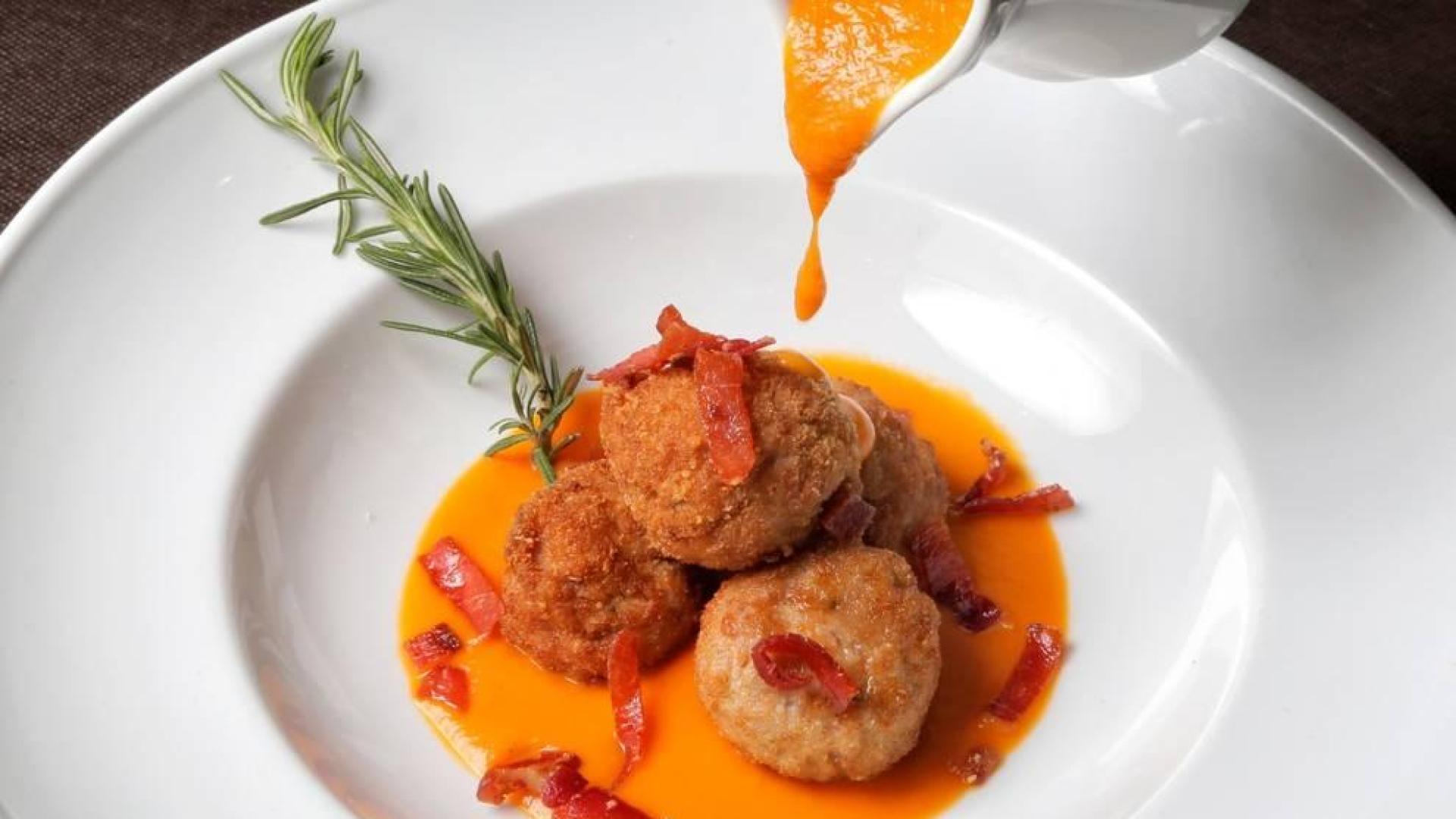 Imagen de las albóndigas de pollo al chilindrón del restaurante El Candelas