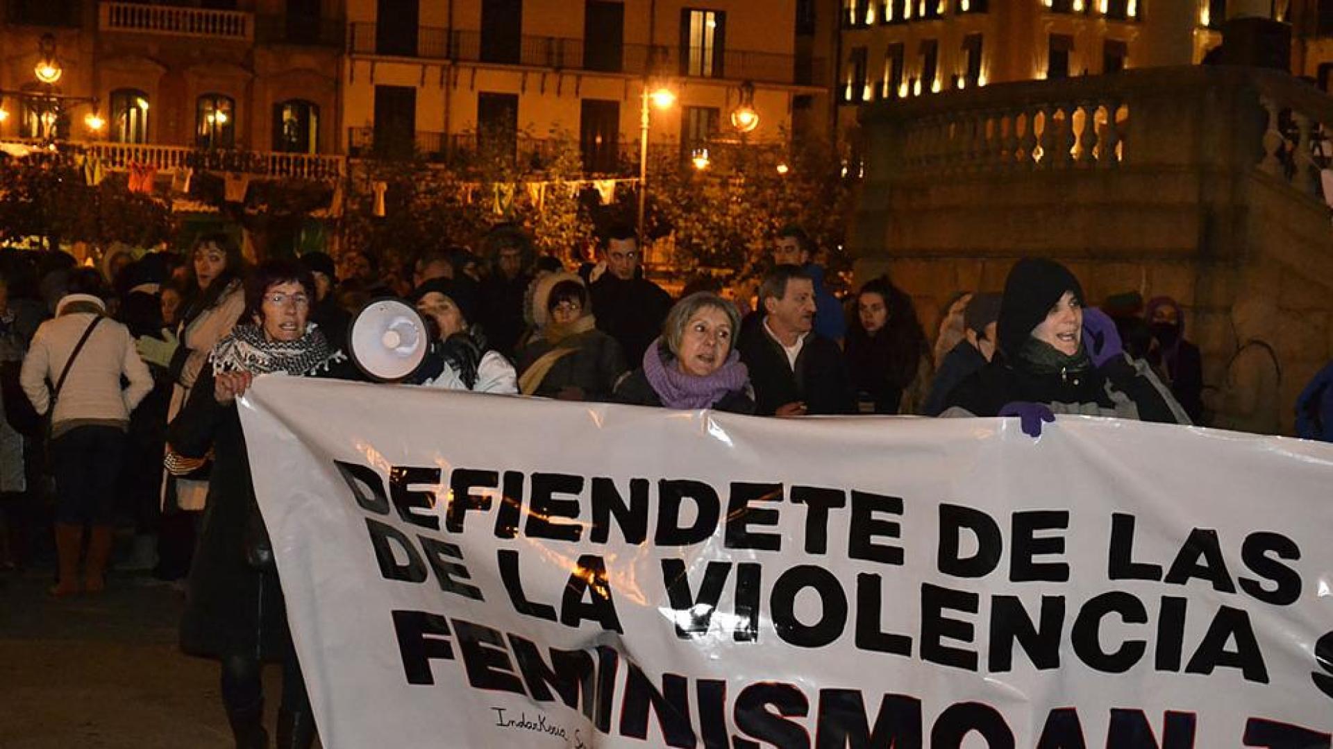 La Plataforma de Mujeres contra la violencia sexista se concentró en la Plaza del Castillo en contra de "las mil caras" de la violencia de género.