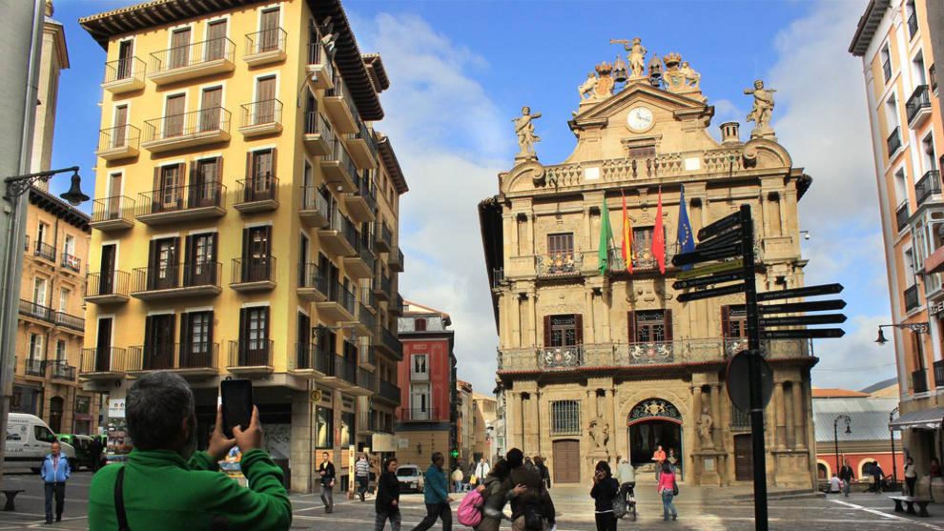 Un turista saca una foto de la plaza del Ayuntamiento.