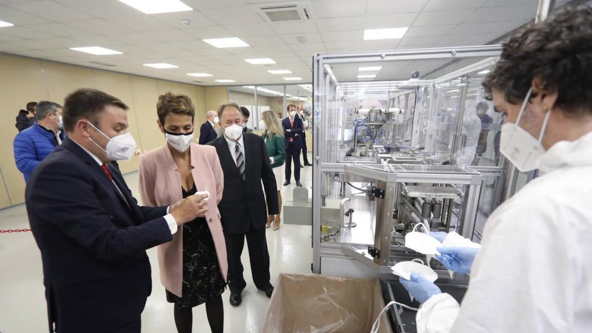 Chivite visita a la línea de producción de mascarillas de Mecacontrol