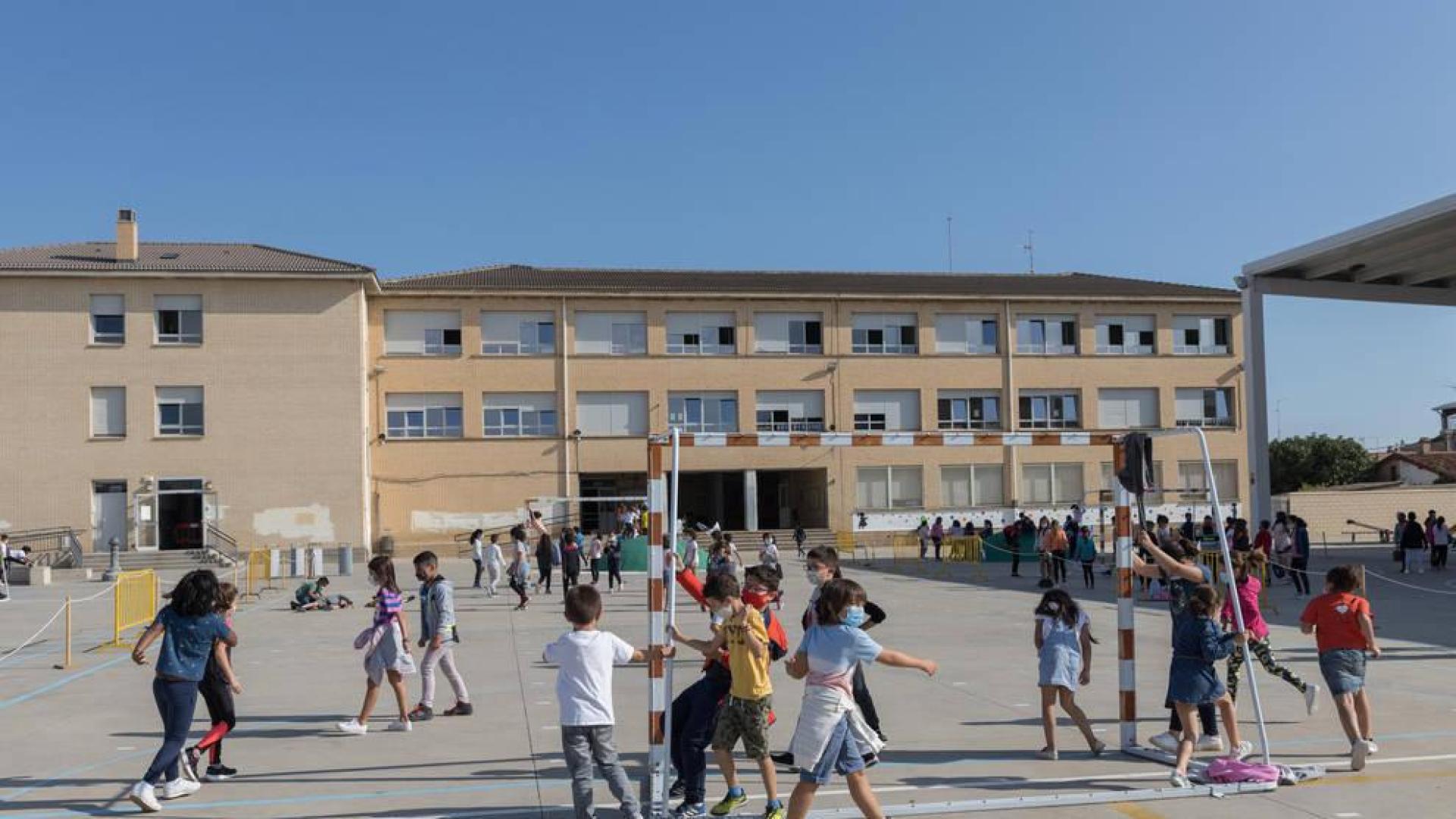 Exterior del colegio de Corella.