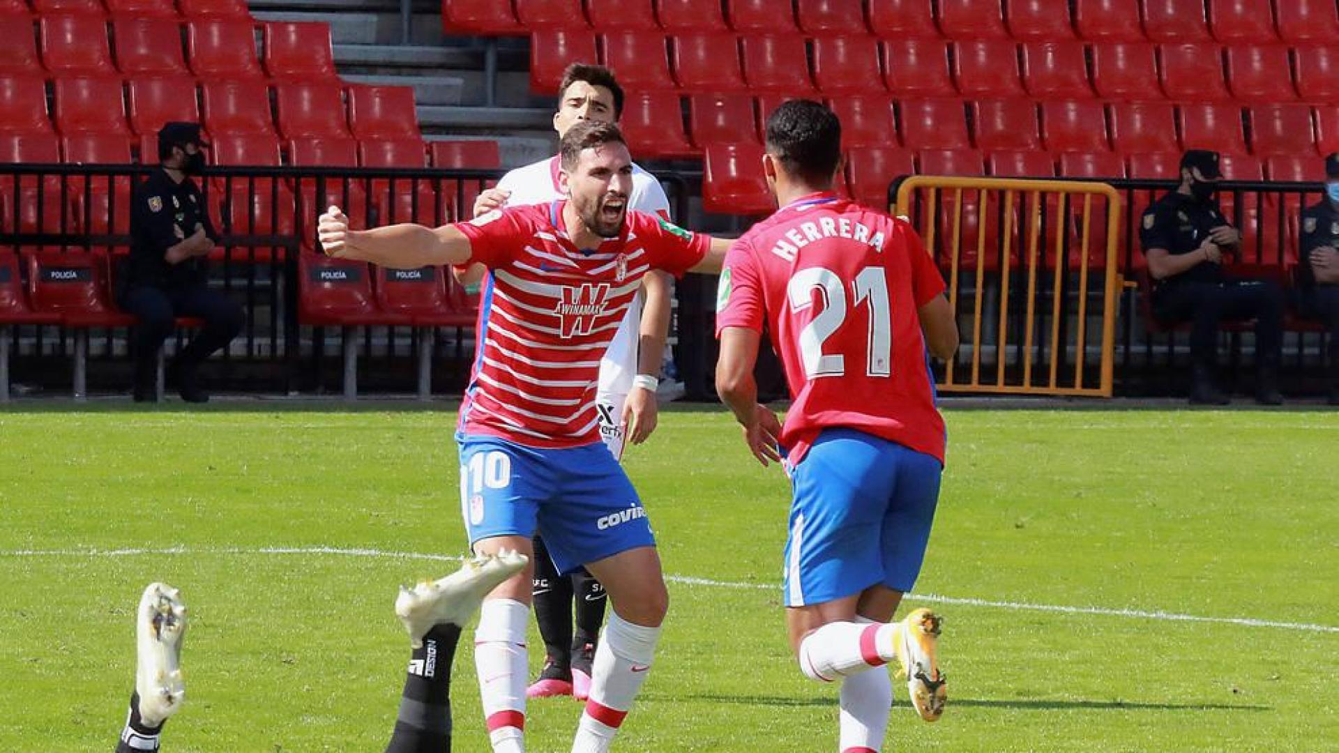 Antonio Puertas felicita al Venezolano Yangel Clemente Herrera por el único gol del encuentro contra el Sevilla.